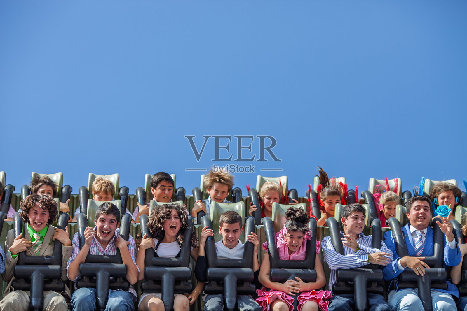 西班牙塞维利亚,2009年4月29日,年轻骑手在塞维利亚的四月博览会上兴奋地尖叫照片摄影图片