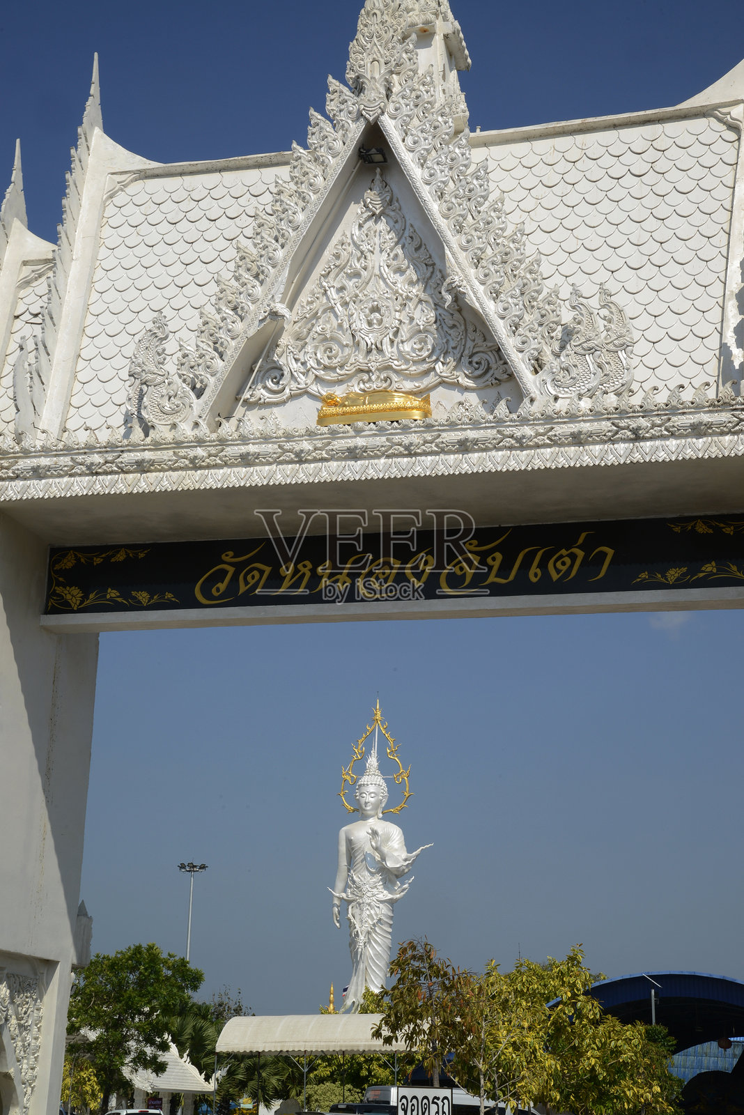 普拉普塔帕彭·斯里·阿斯瓦穆尼的入口门，位于农查布陶寺，矗立着一座高达28米的佛像，赐予祝福。照片摄影图片