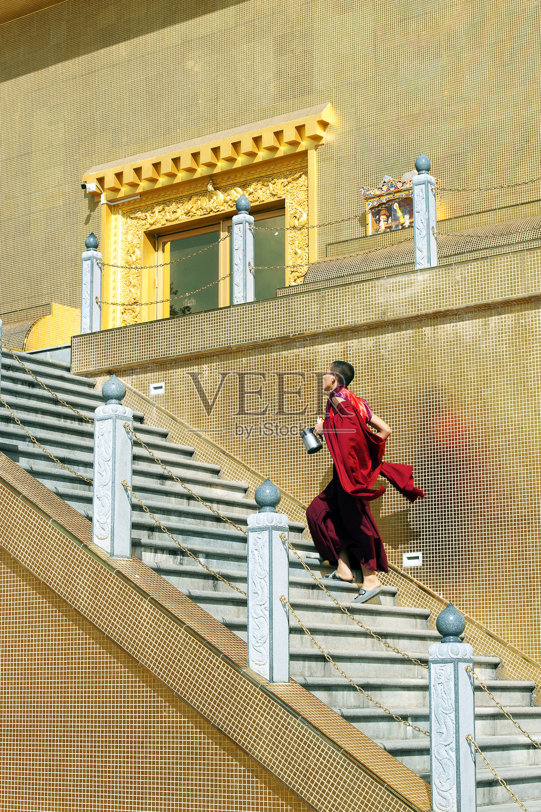 僧侣匆忙走上台阶，布达大佛，廷布，不丹照片摄影图片