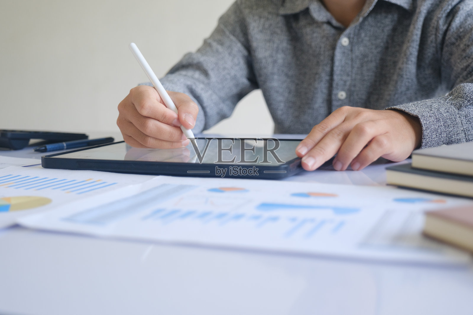 专业商务人士分析财务图表投资市场数据。照片摄影图片