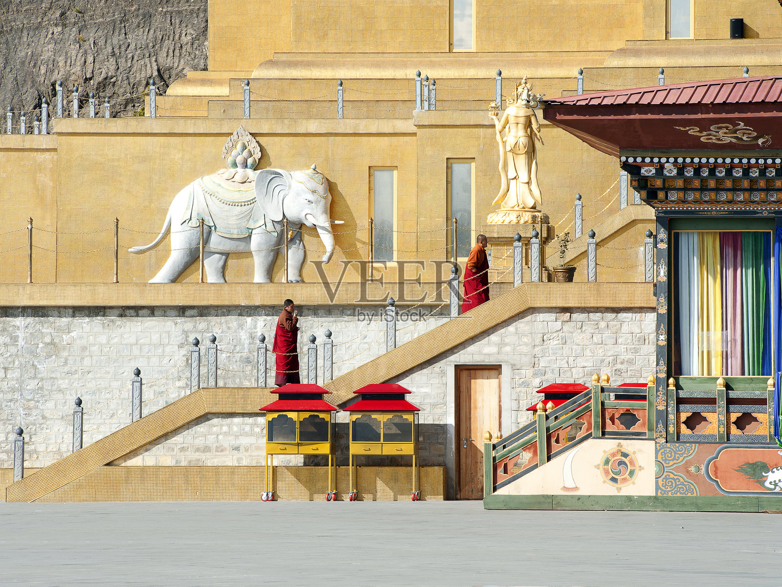 僧侣在不丹廷布的大佛多登玛旁攀爬台阶照片摄影图片