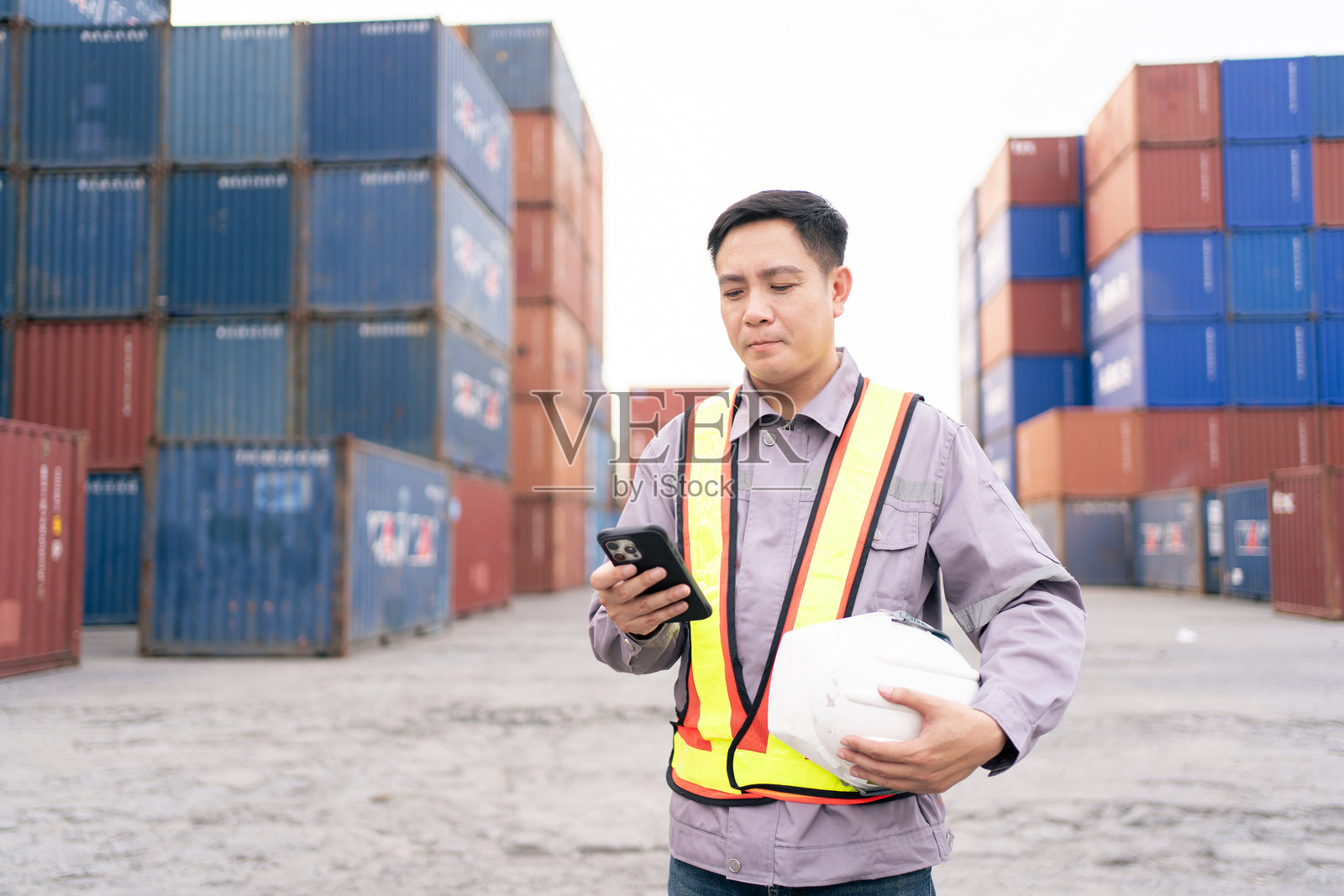 海关清关官员或船厂工程师正在检查进出口货物集装箱。照片摄影图片