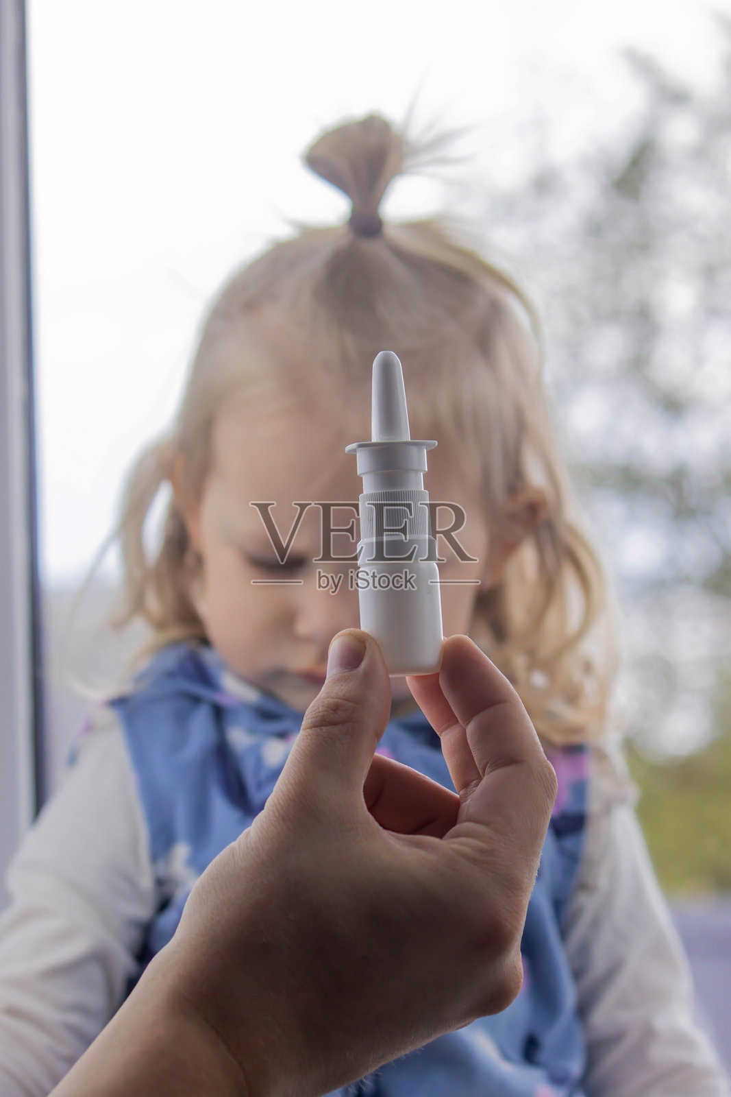 孩子喷出鼻涕。感冒流感预防，选择性聚焦。照片摄影图片