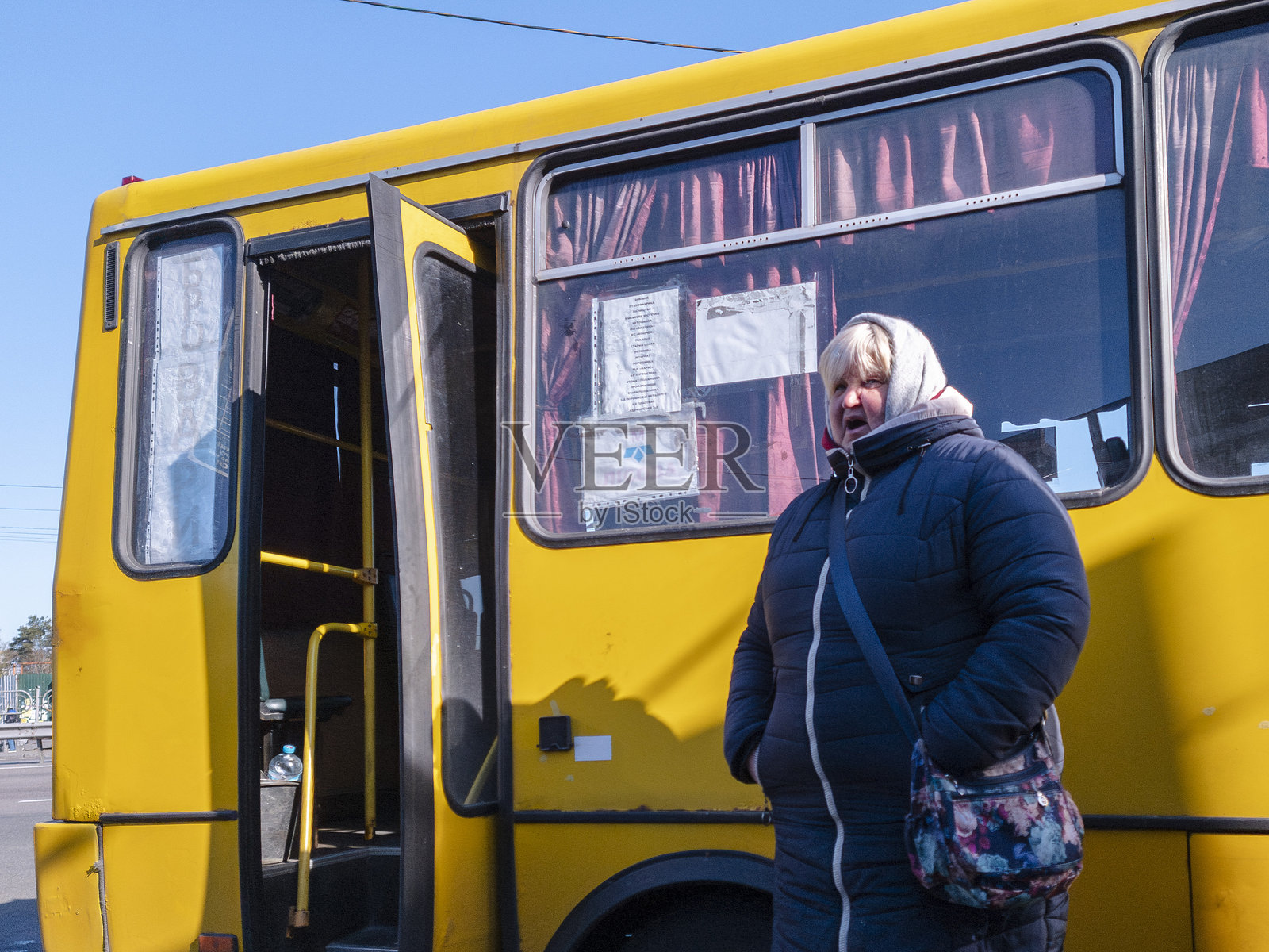 在基辅，一位女性在公交车站等候，展现了乌克兰心脏地带充满活力的公共交通系统。照片摄影图片