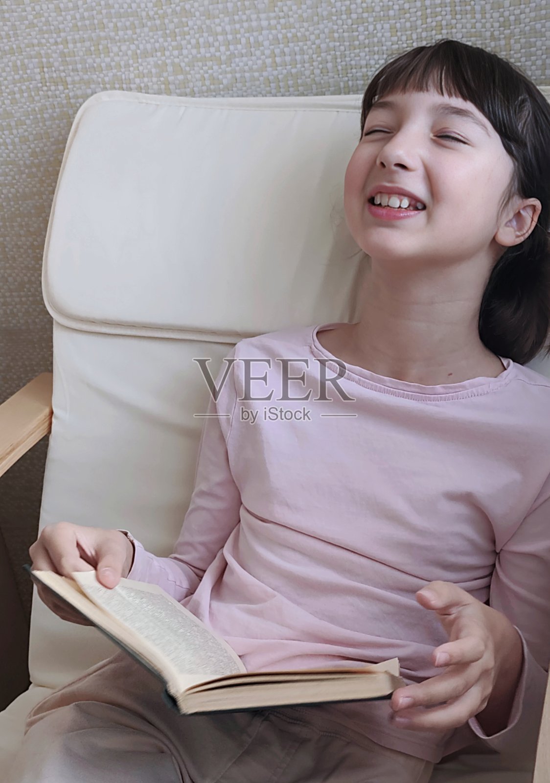 少女在阅读一本书照片摄影图片