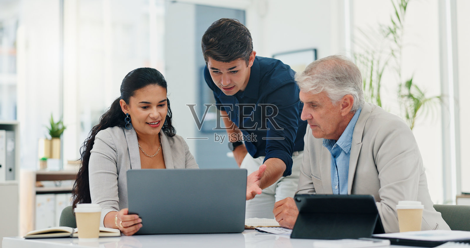 办公室里的笔记本电脑、团队合作和商务人士，正在进行房地产开发的规划或头脑风暴。员工们在会议中合作，使用电脑或网站信息进行房地产相关工作。照片摄影图片