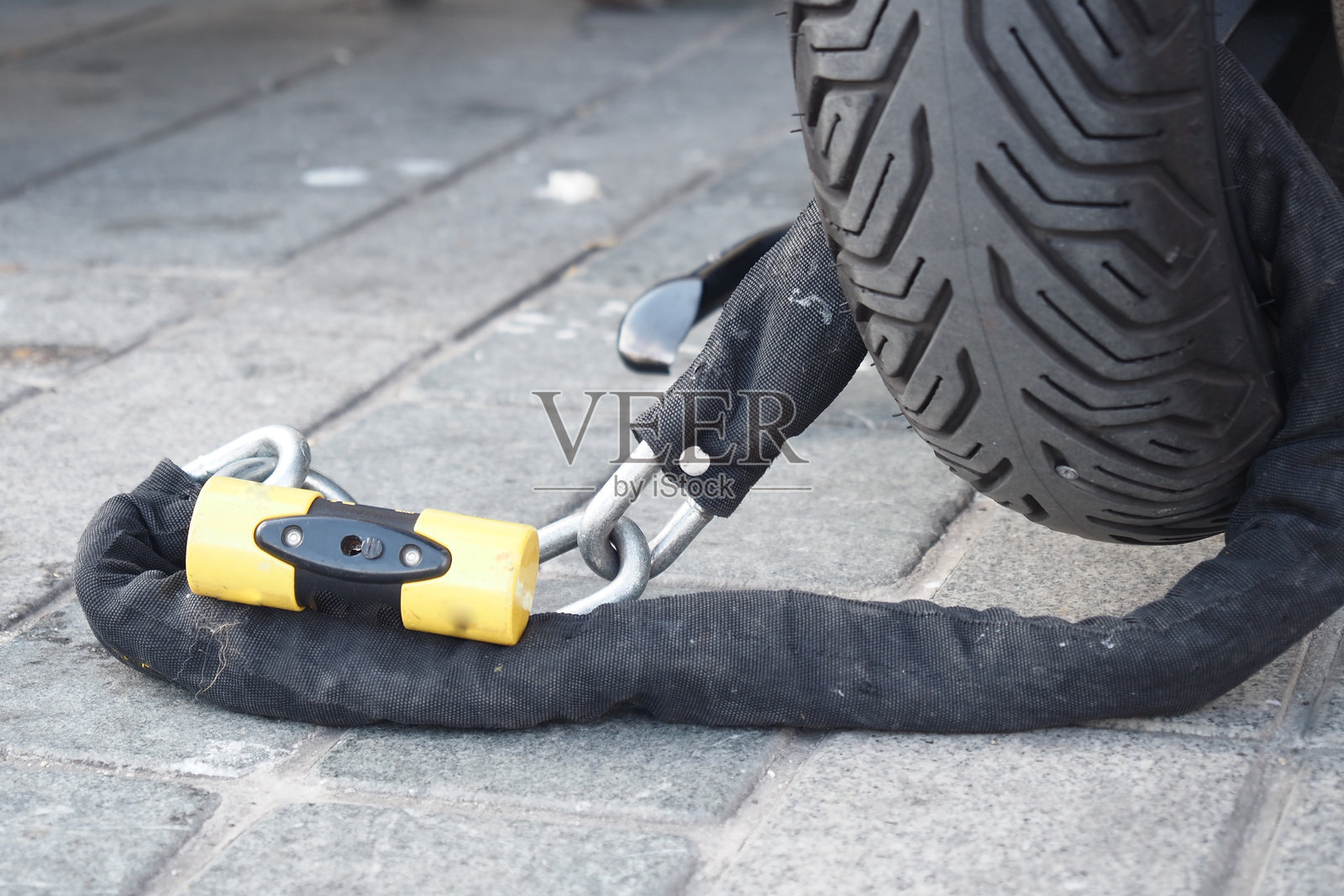 安全装置固定在城市街道上的车辆轮胎上照片摄影图片