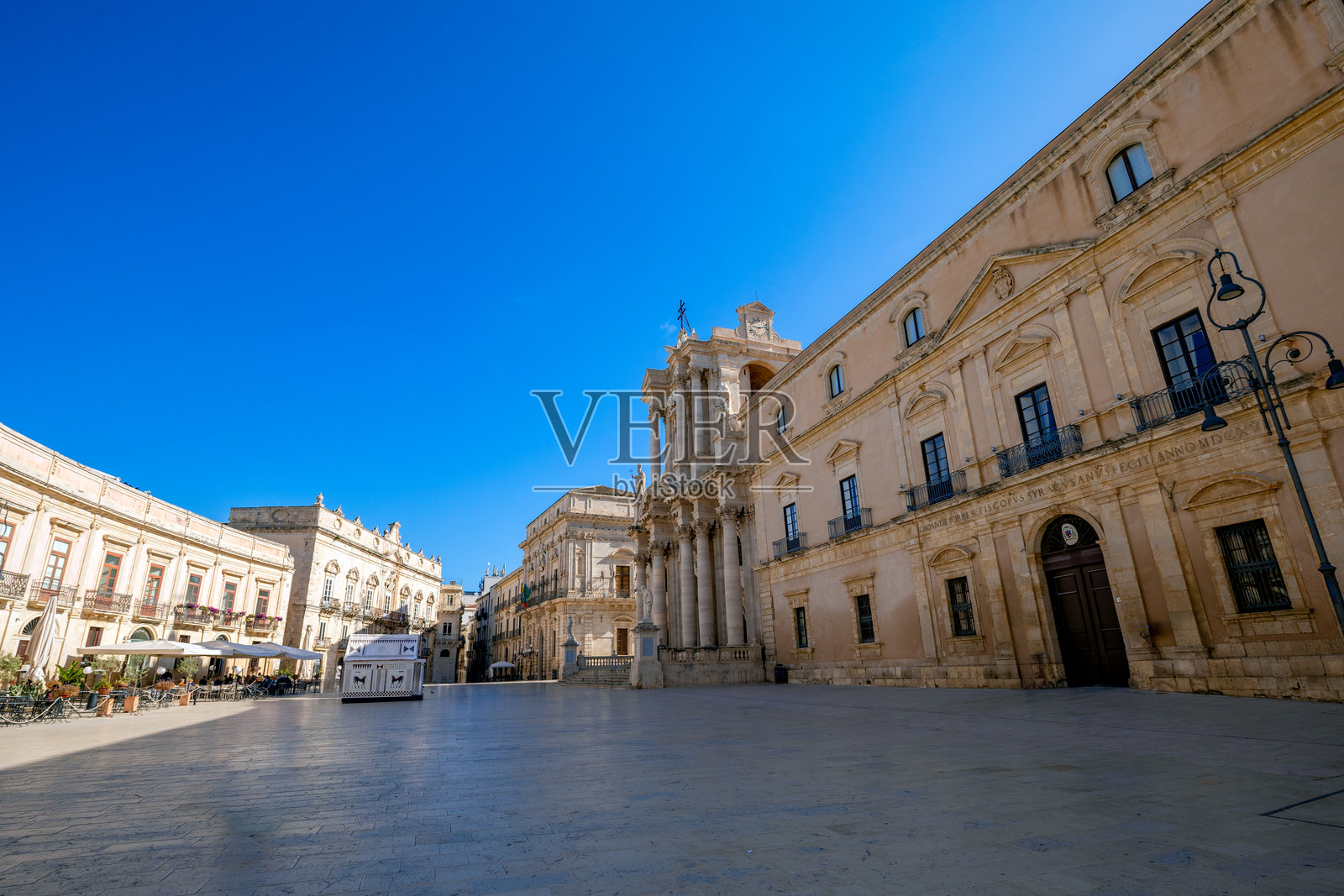 宏伟的主教座堂广场，周围是宫殿和大教堂照片摄影图片