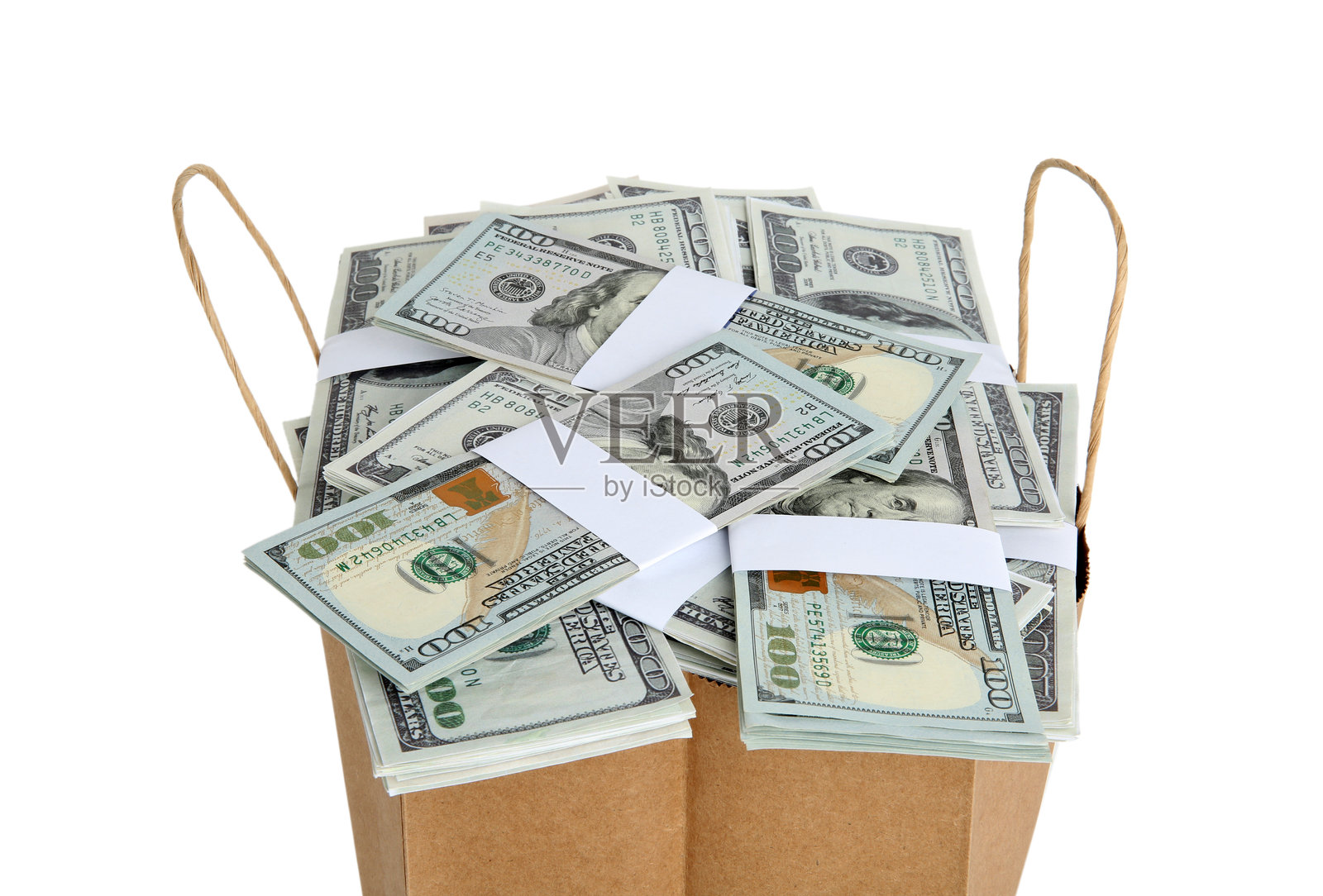 白色背景下的纸袋中的美元钞票照片摄影图片