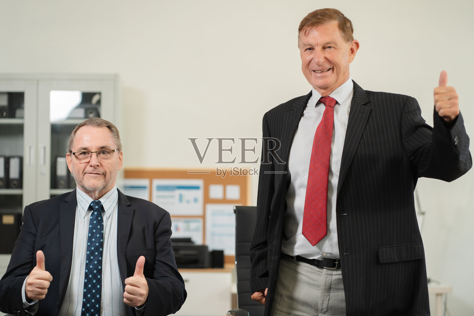 成功、自信、成熟的商界领袖在办公室里看着镜头。照片摄影图片