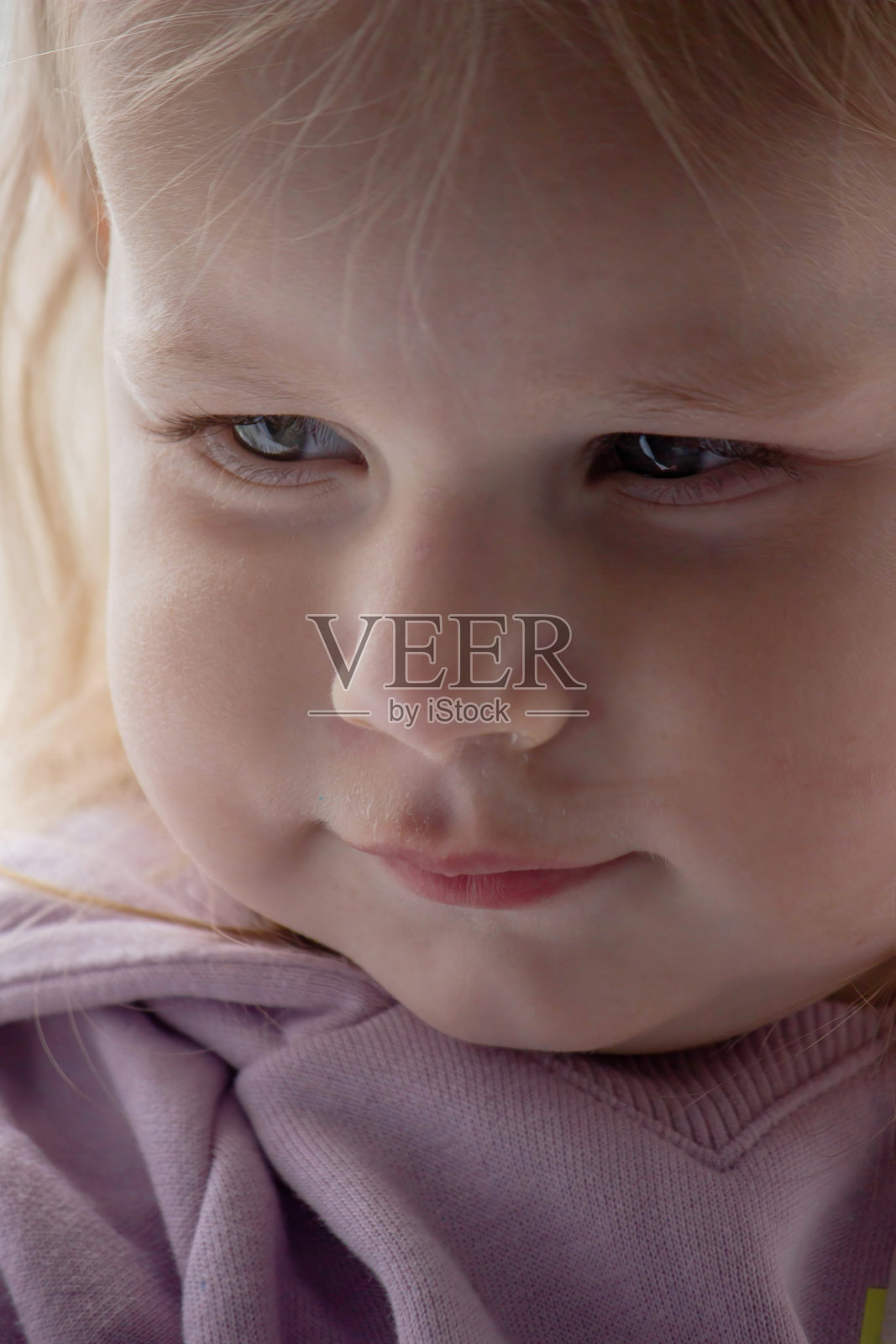 小孩脸部特写，鼻子上有鼻涕。儿童感冒，流鼻涕，过敏。照片摄影图片