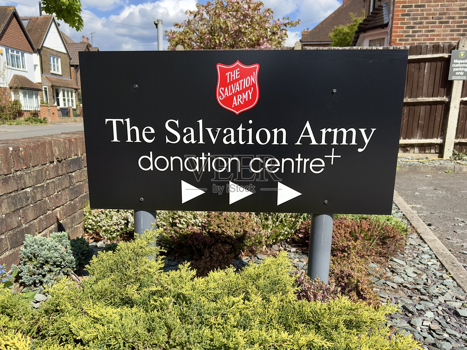 英国萨尔瓦多军团捐赠中心的标志，位于萨里州吉尔福德。照片摄影图片