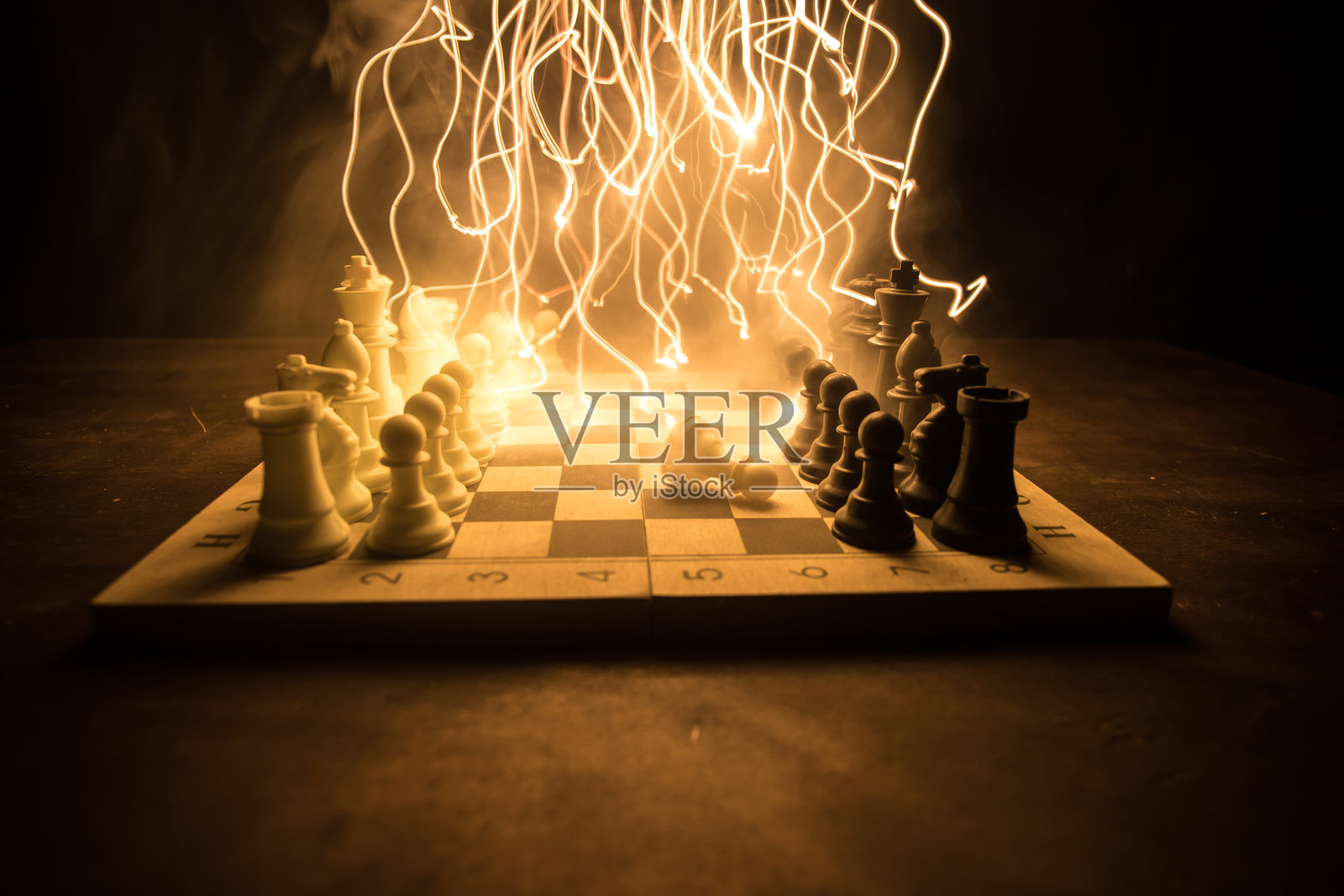 商业创意与竞争的象棋棋盘游戏概念。黑暗背景上的棋子伴随烟雾和雾气。照片摄影图片