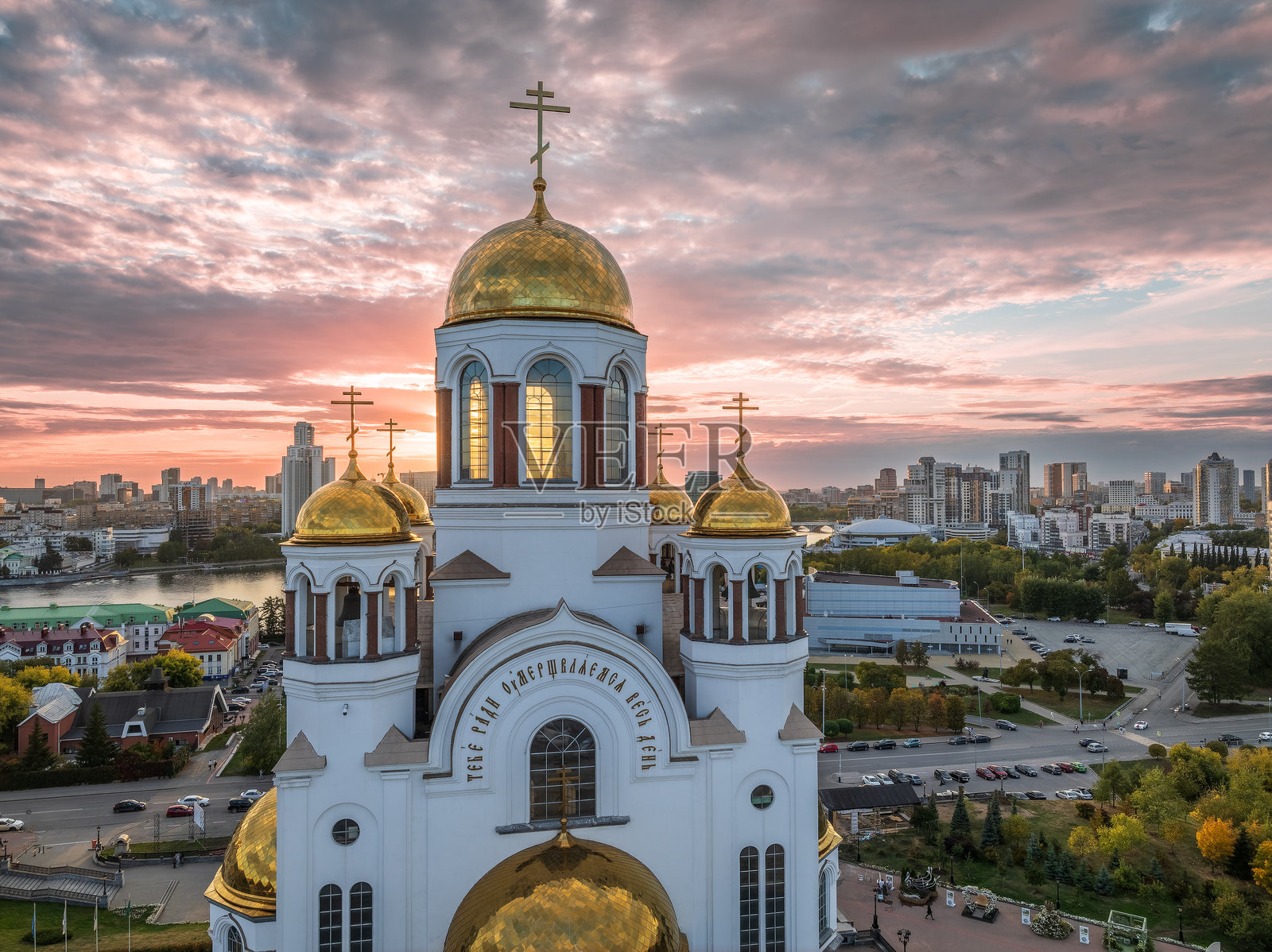 秋天的叶卡捷琳堡和血之圣殿在美丽的清晰日落中。俄罗斯叶卡捷琳堡的鸟瞰图。寺庙上的文字翻译：诚实于主的是他圣徒的死亡。照片摄影图片