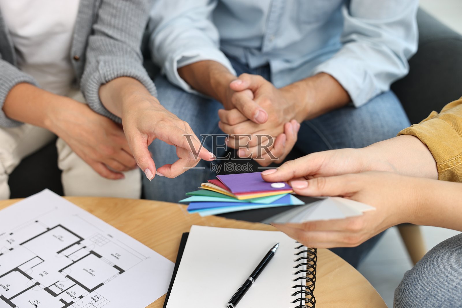 设计师在室内与客户讨论项目，特写镜头照片摄影图片