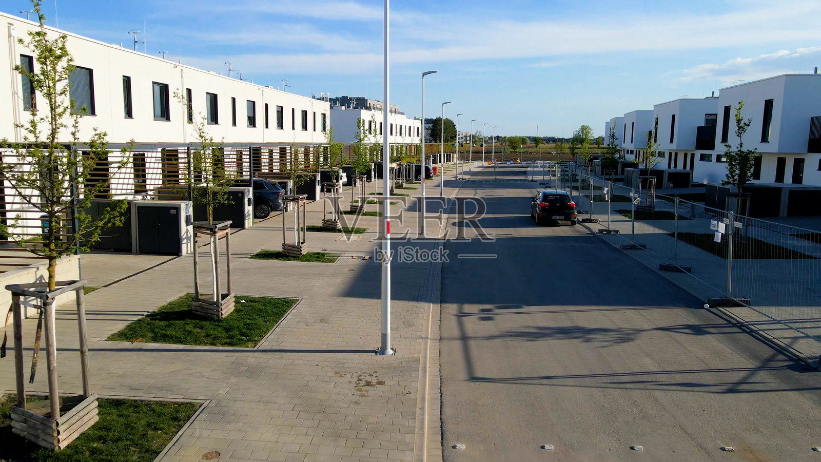 现代城区的街道和联排别墅与自然相结合照片摄影图片