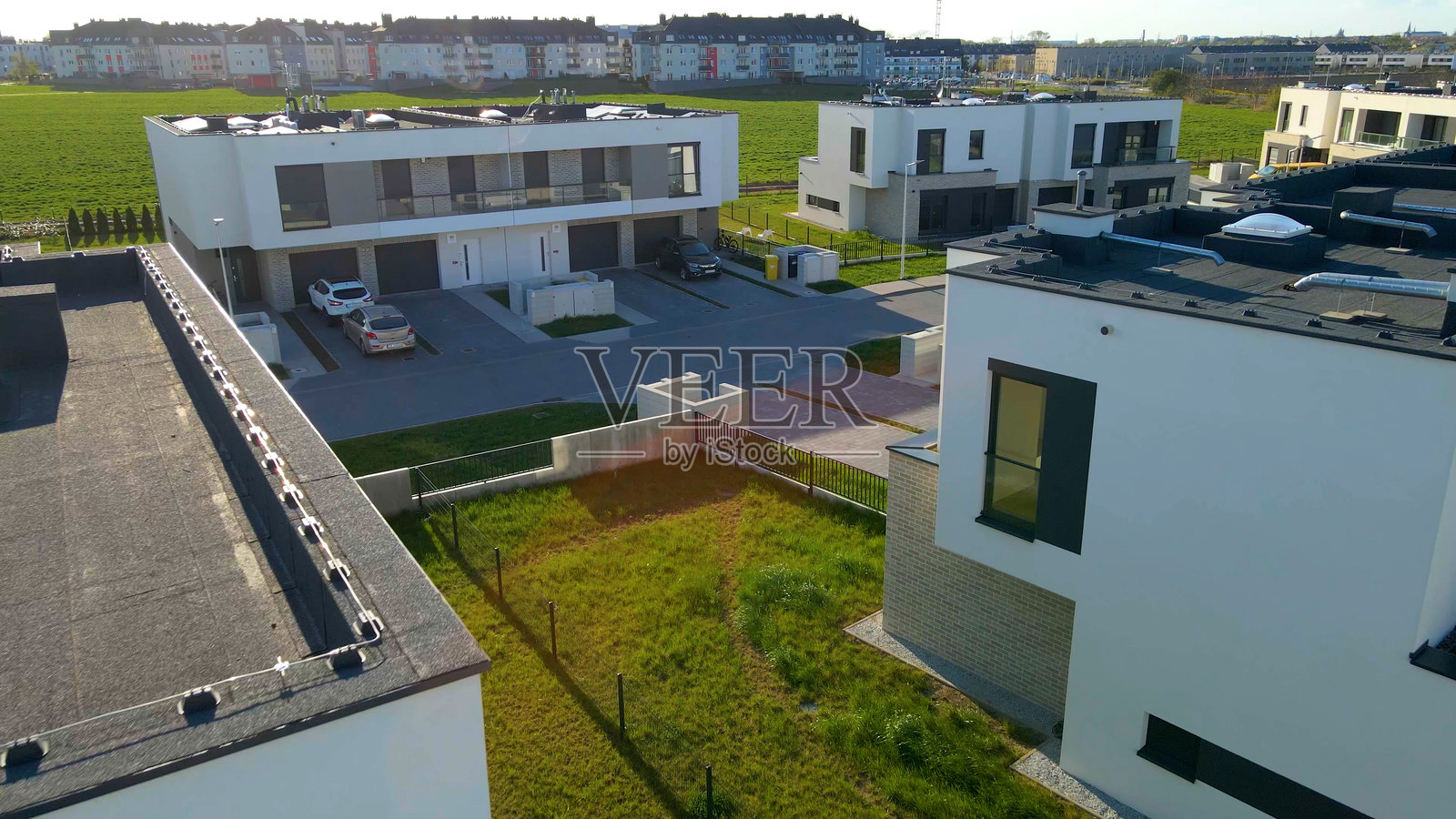 现代城区的街道和联排别墅与自然相结合照片摄影图片