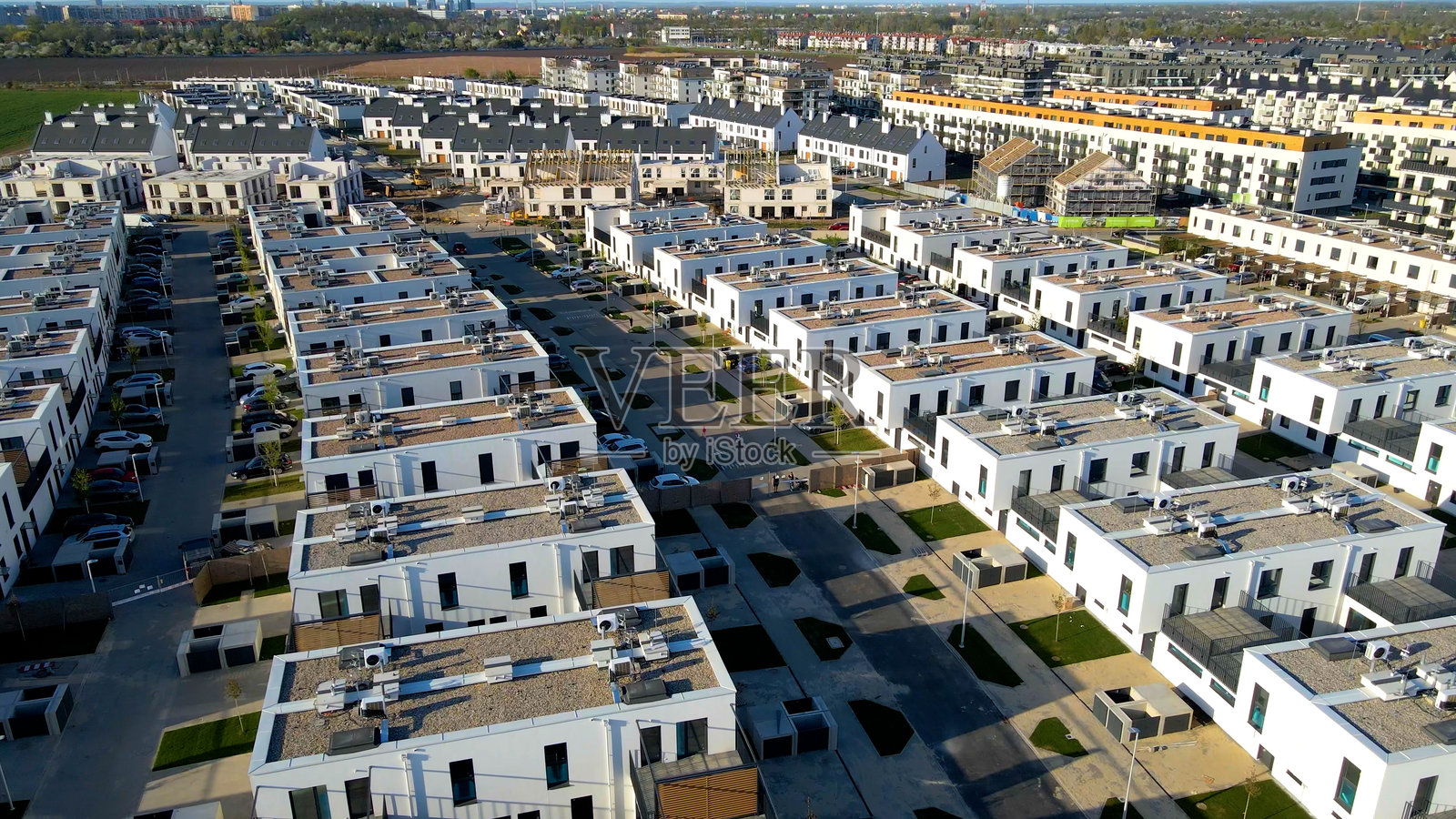 现代城区的街道和联排别墅与自然相结合照片摄影图片