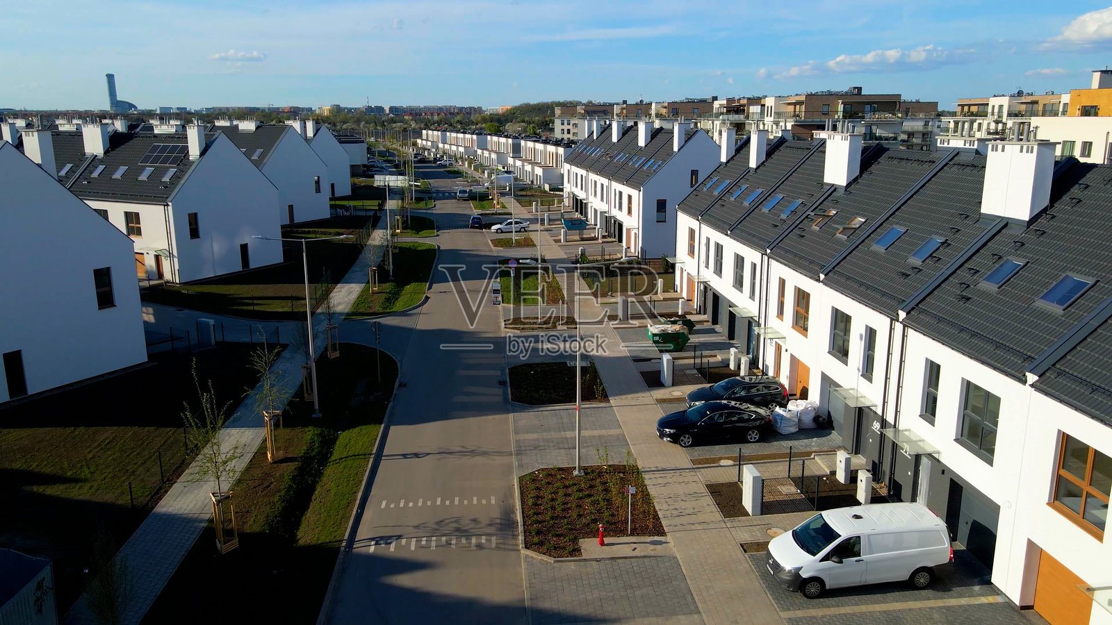 现代城区的街道和联排别墅与自然相结合照片摄影图片