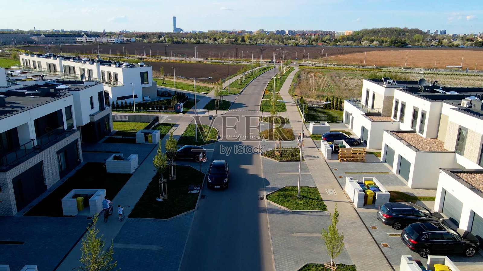 现代城区的街道和联排别墅与自然相结合照片摄影图片