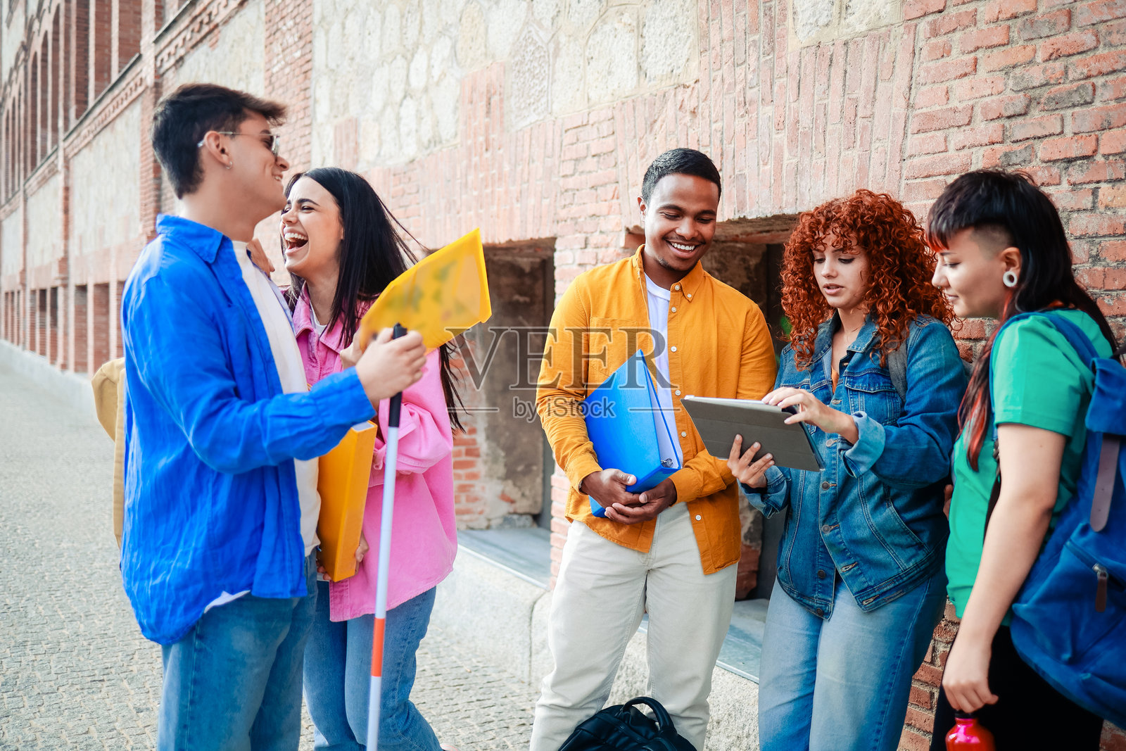 多元化的学生群体在高中课后玩得很开心。朋友、大学和年轻人的生活方式概念照片摄影图片