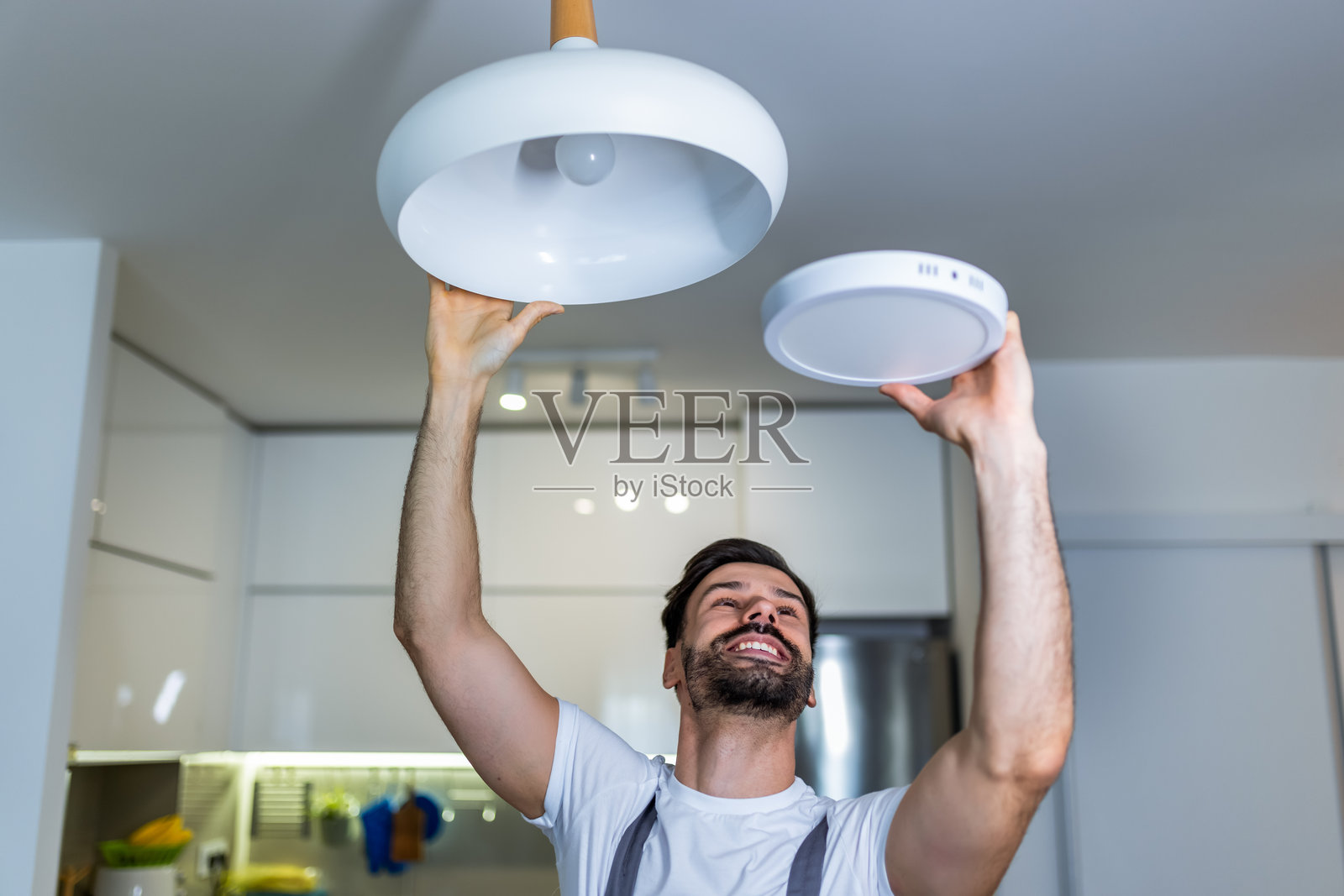 从吊灯到光滑的面板，升级完成。照片摄影图片