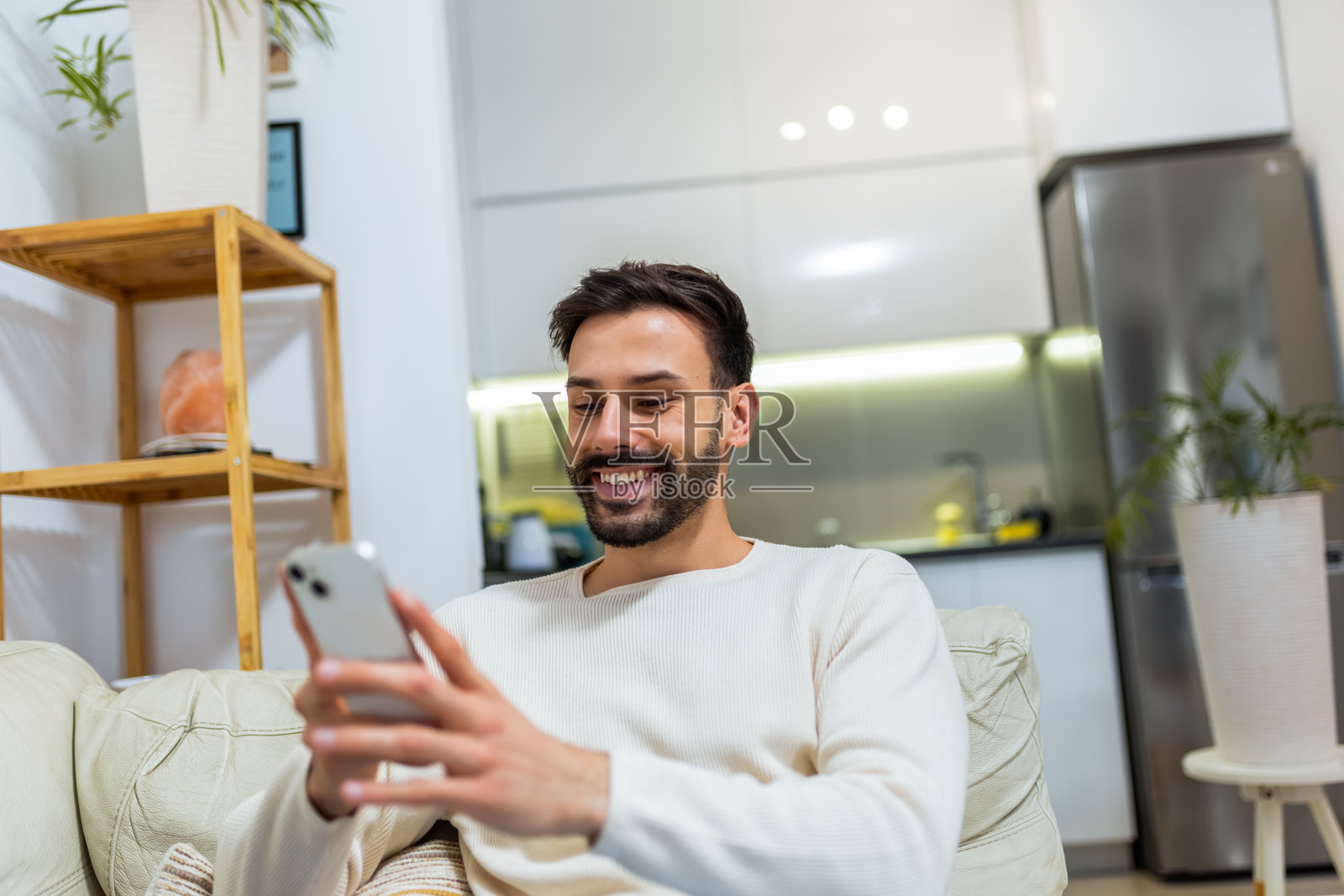 沙发、舒适与连接。照片摄影图片