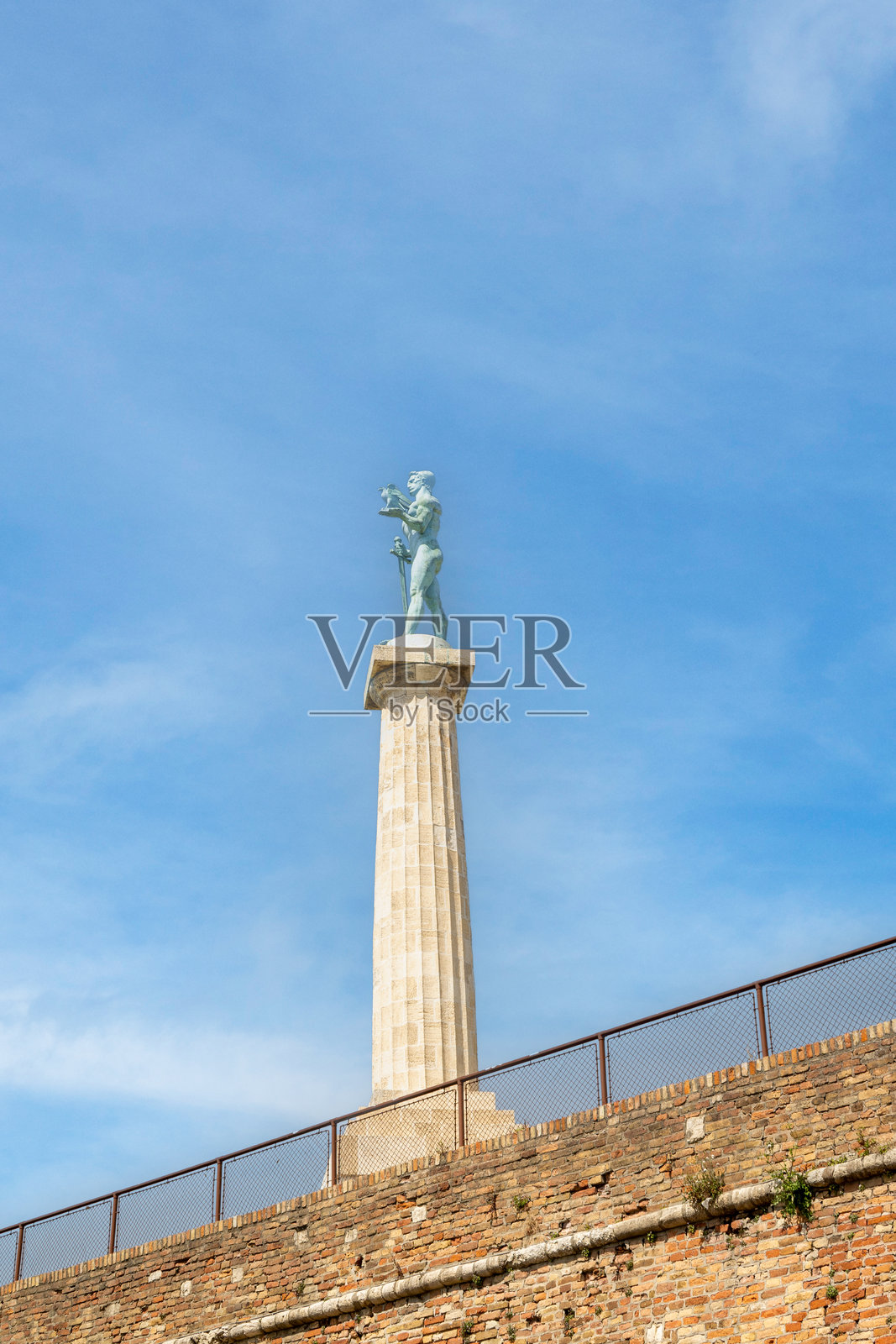 贝尔格莱德卡莱梅格丹堡垒的维克托尔纪念碑。照片摄影图片