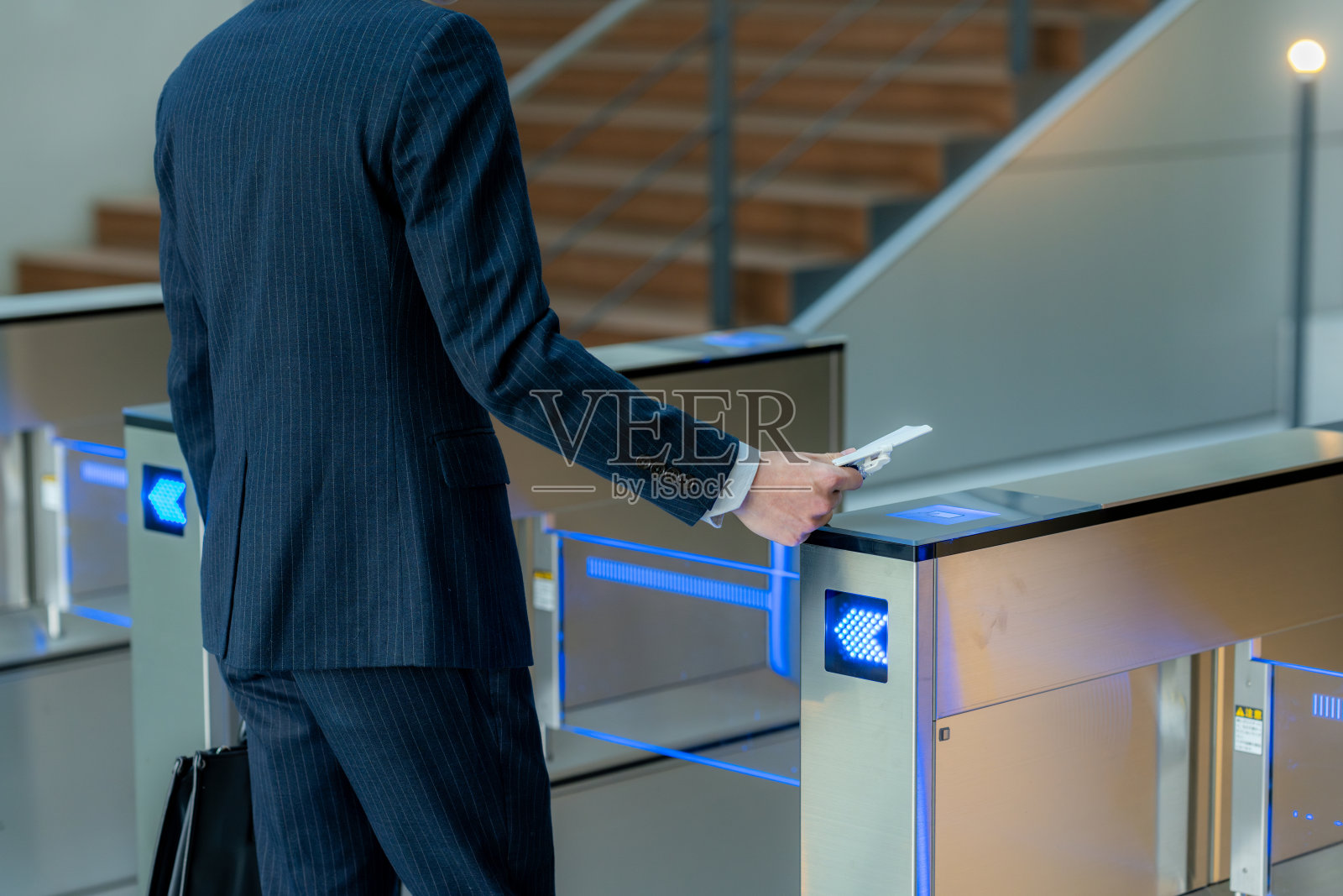 办公室工作人员经过安检门照片摄影图片