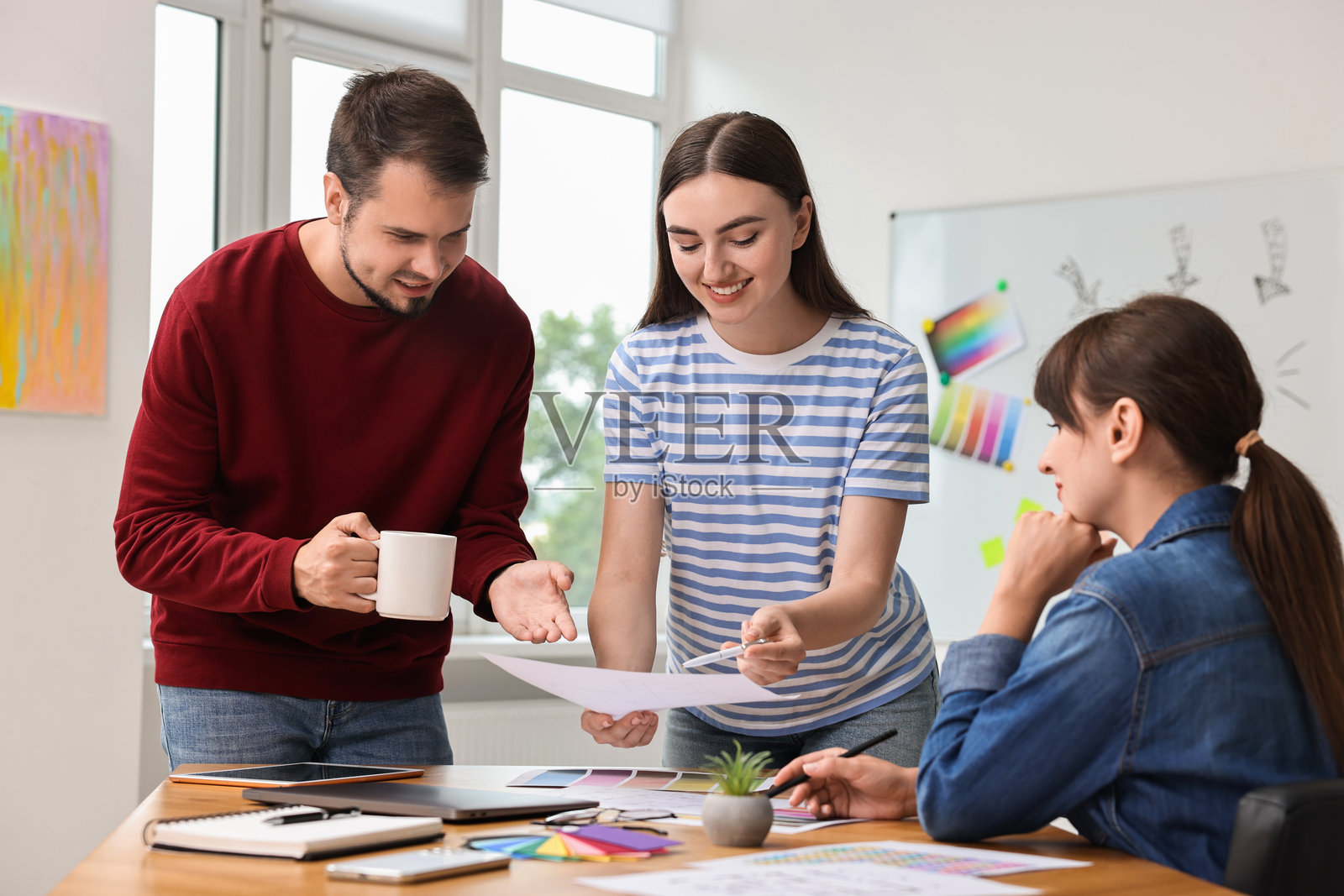 一群设计师在办公室里合作工作照片摄影图片