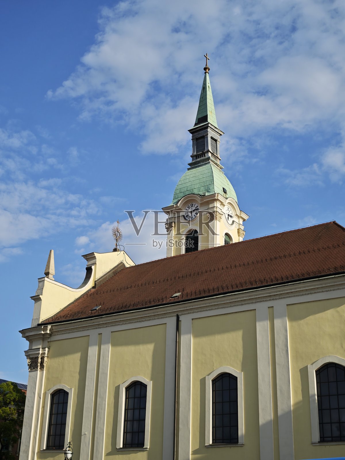 匈牙利布达佩斯科洛西广场的巴洛克风格天主教教堂，绿铜尖顶照片摄影图片