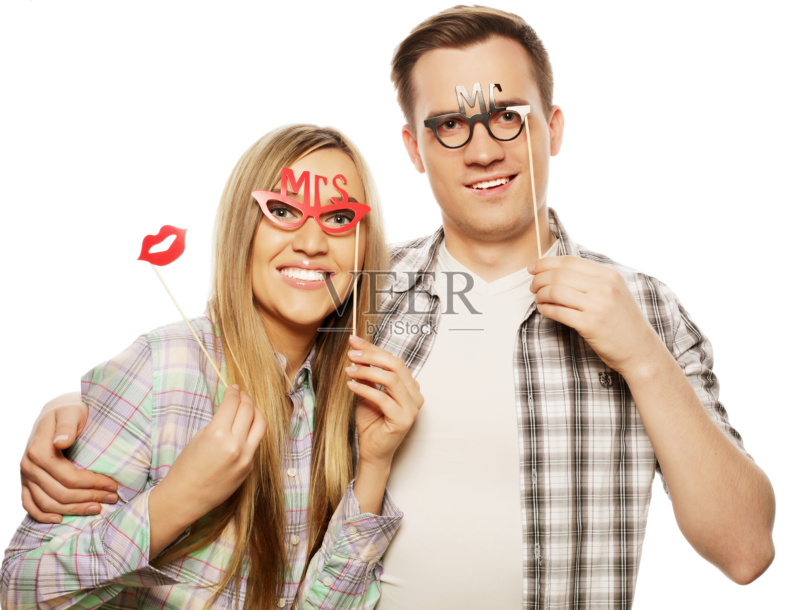 可爱的情侣手持派对酒杯棒照片摄影图片