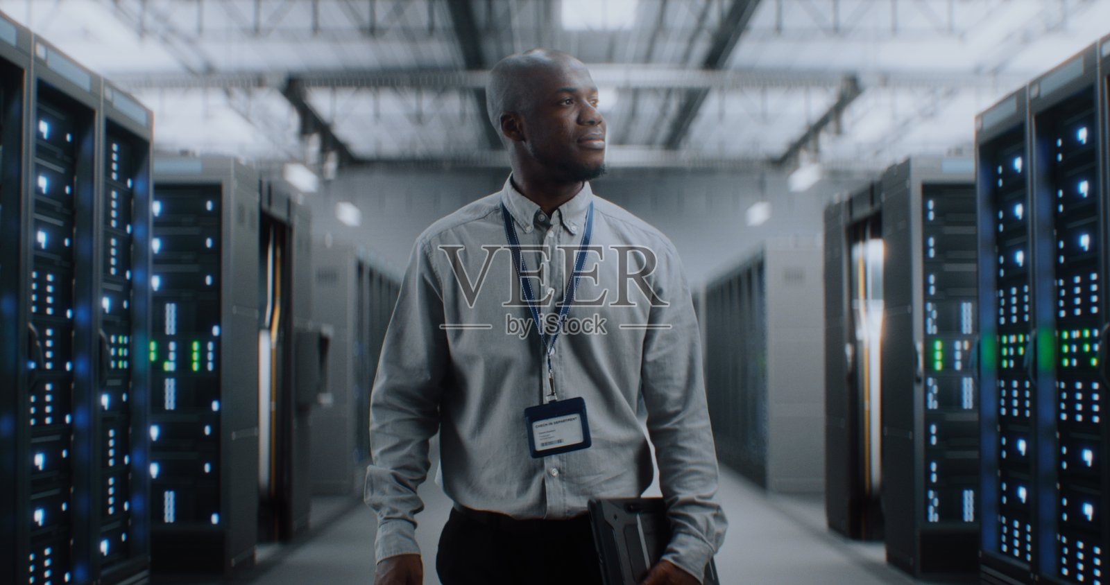 大型数据中心，配有服务器机架和互联网服务器：专家在仓库中走动照片摄影图片