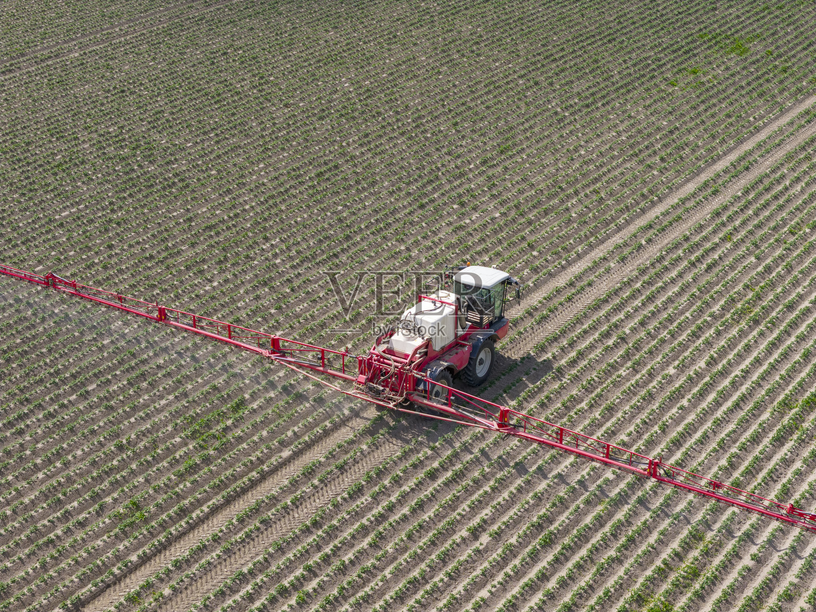 从上方看到的田野中的农业作物喷雾器照片摄影图片