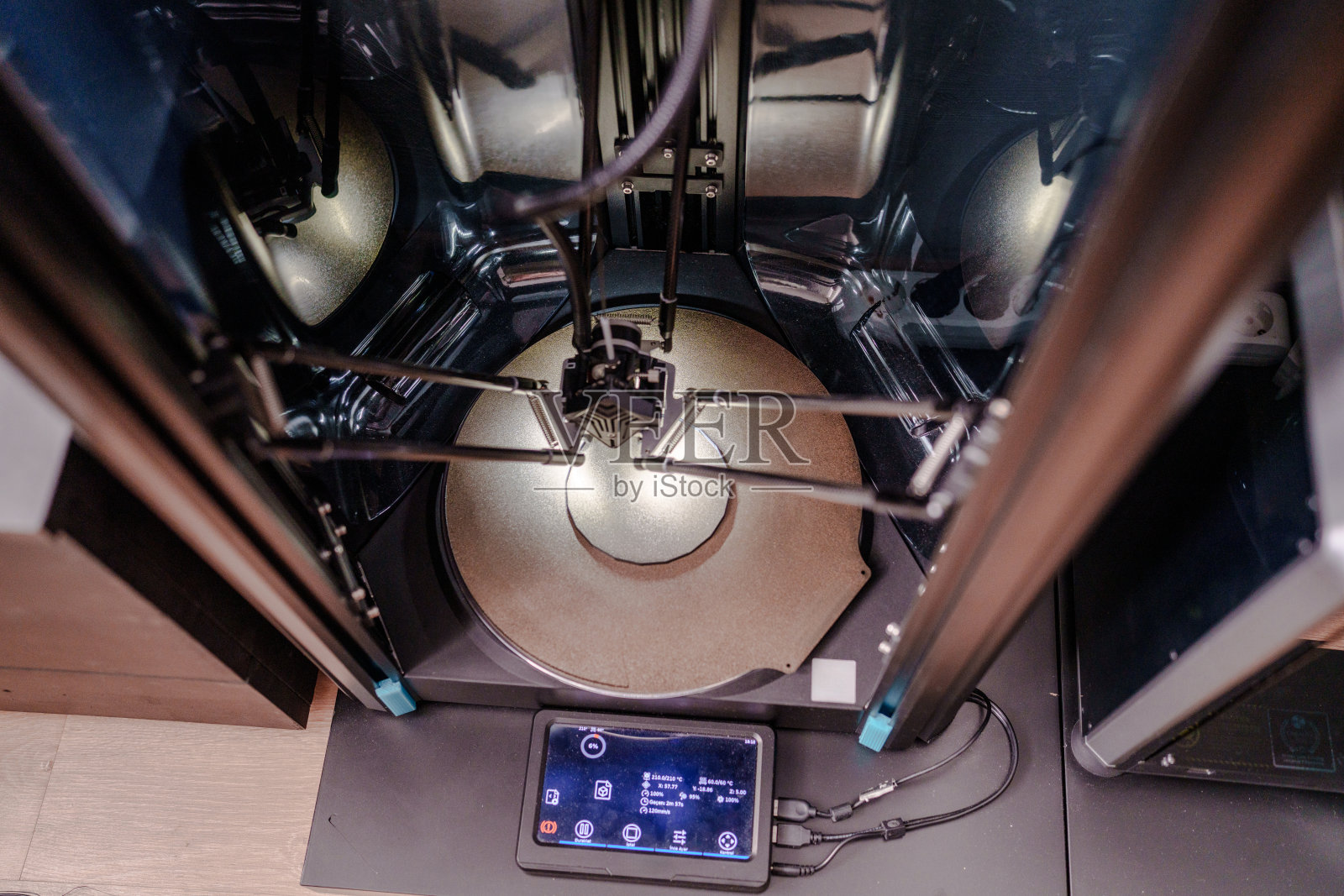 家庭工作坊中的3D打印进行中照片摄影图片