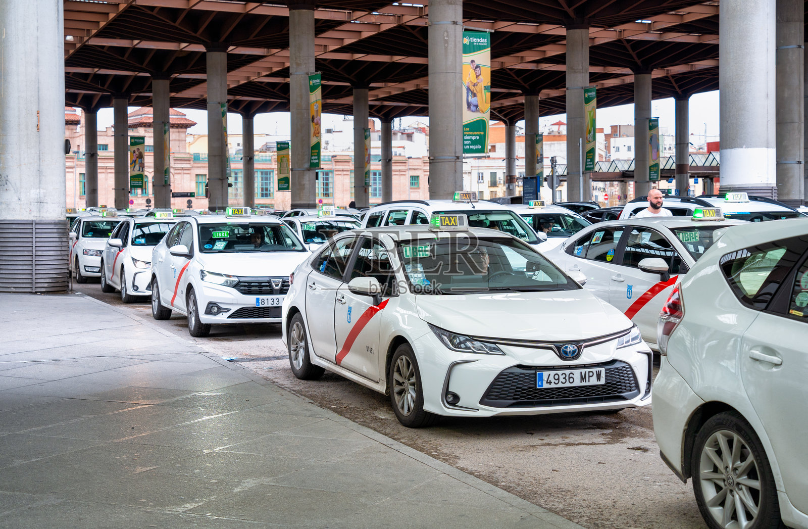 许多出租车在阿托查车站等待客户。照片摄影图片
