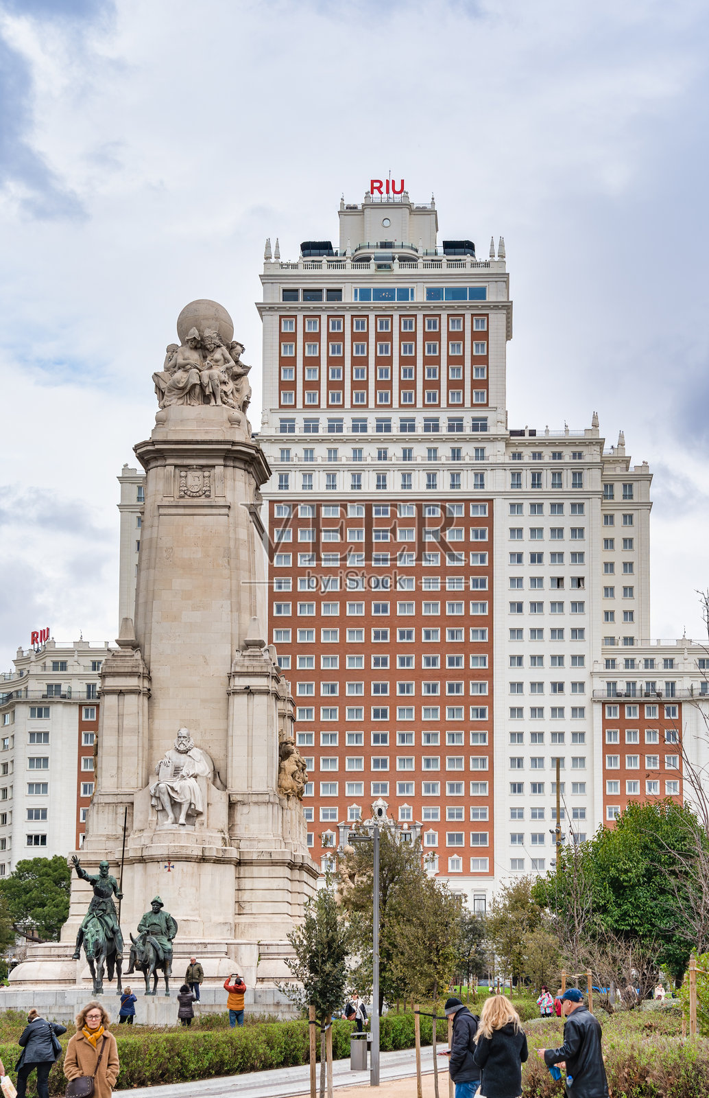 里乌广场西班牙酒店大楼与米格尔·德·塞万提斯纪念碑在背景中。照片摄影图片