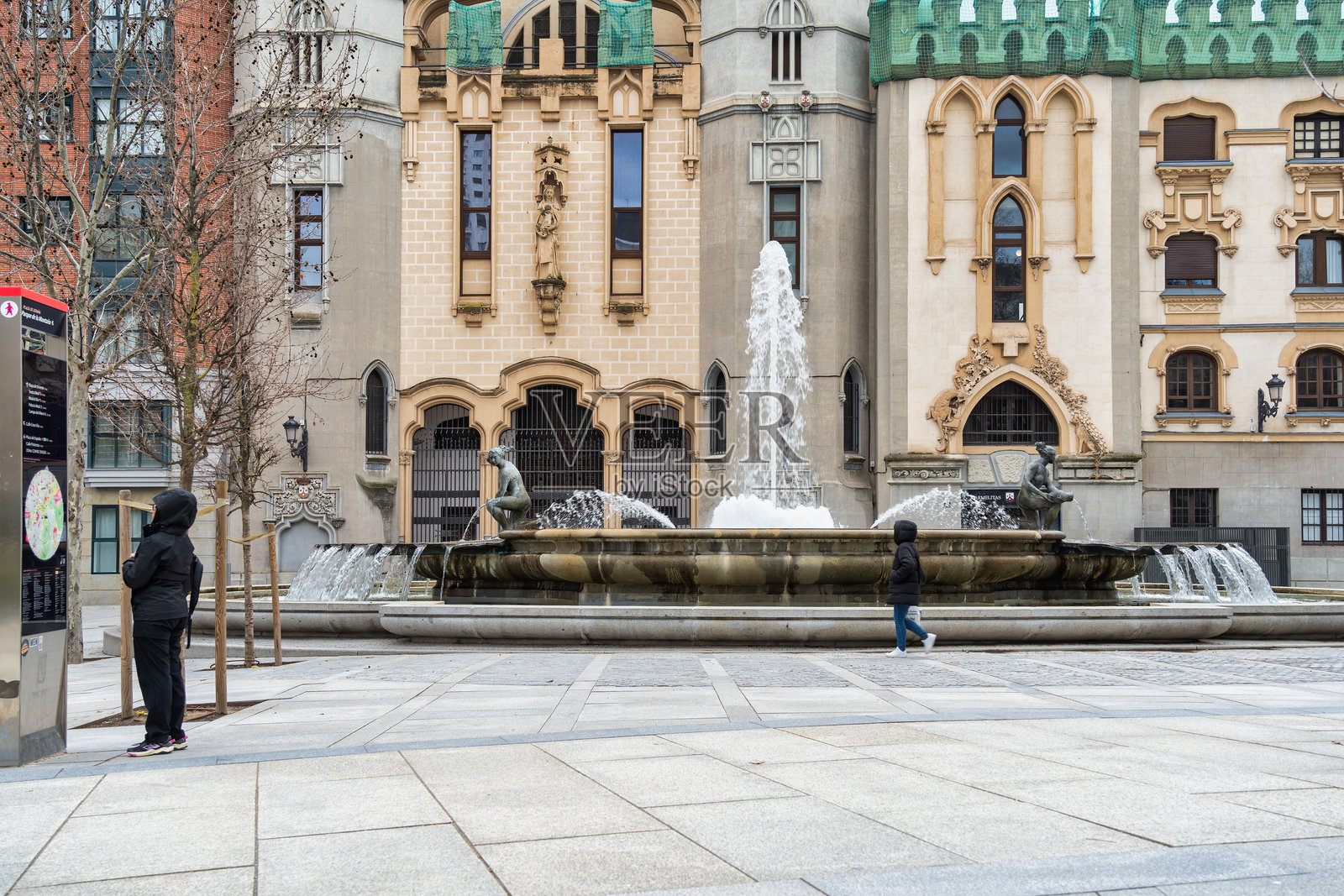 马德里山公园内的水源喷泉景观照片摄影图片