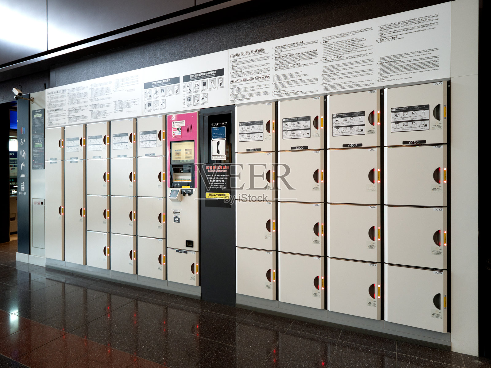 商业设施内安装的储物柜照片摄影图片
