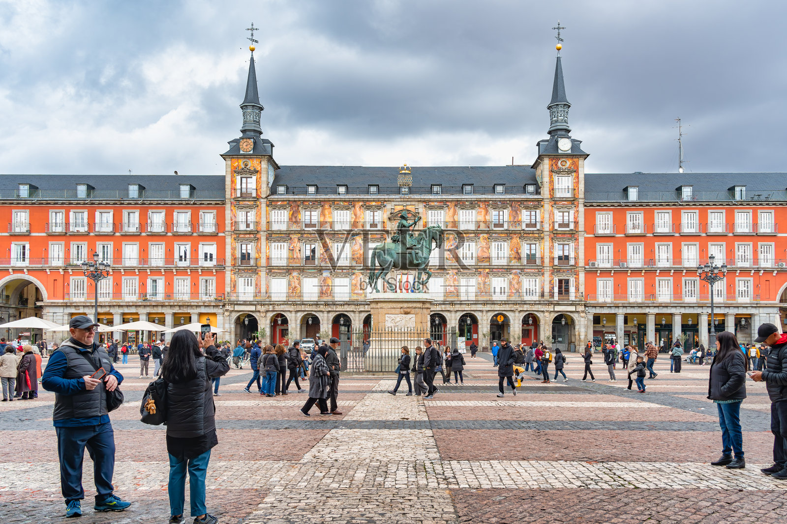 人们在马德里的马约尔广场历史悠久的广场上漫步。面包房的外立面。照片摄影图片