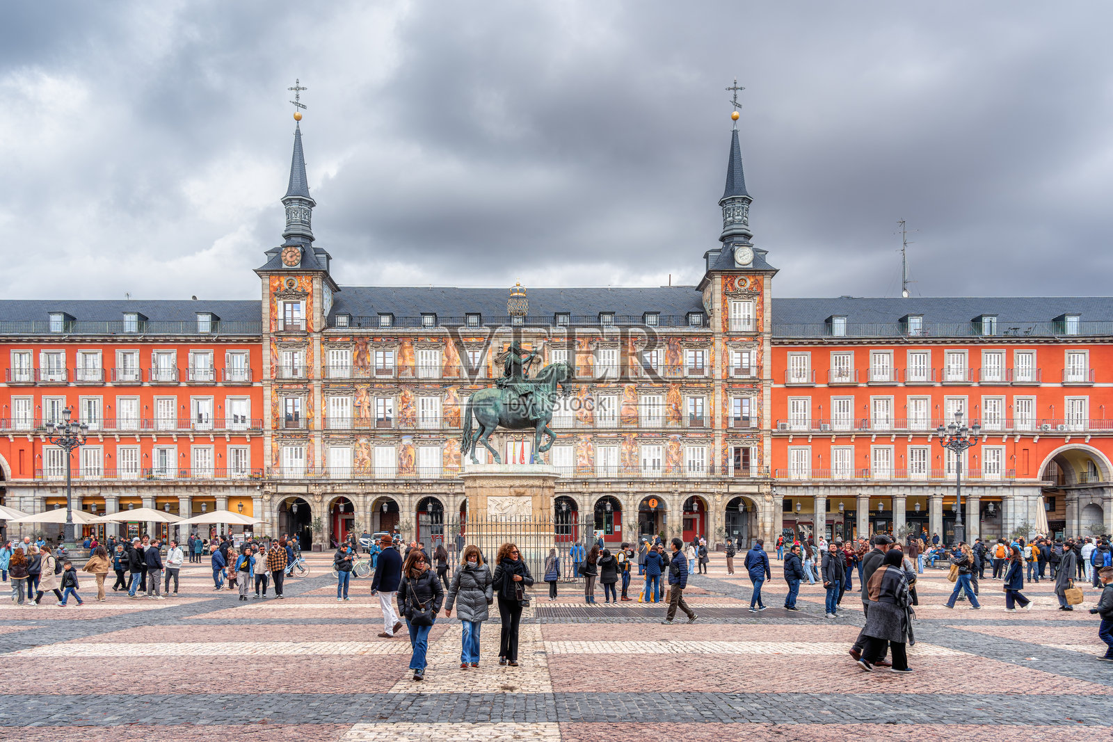 人们在马德里的马约广场历史悠久的广场上漫步。面包房的外立面。照片摄影图片