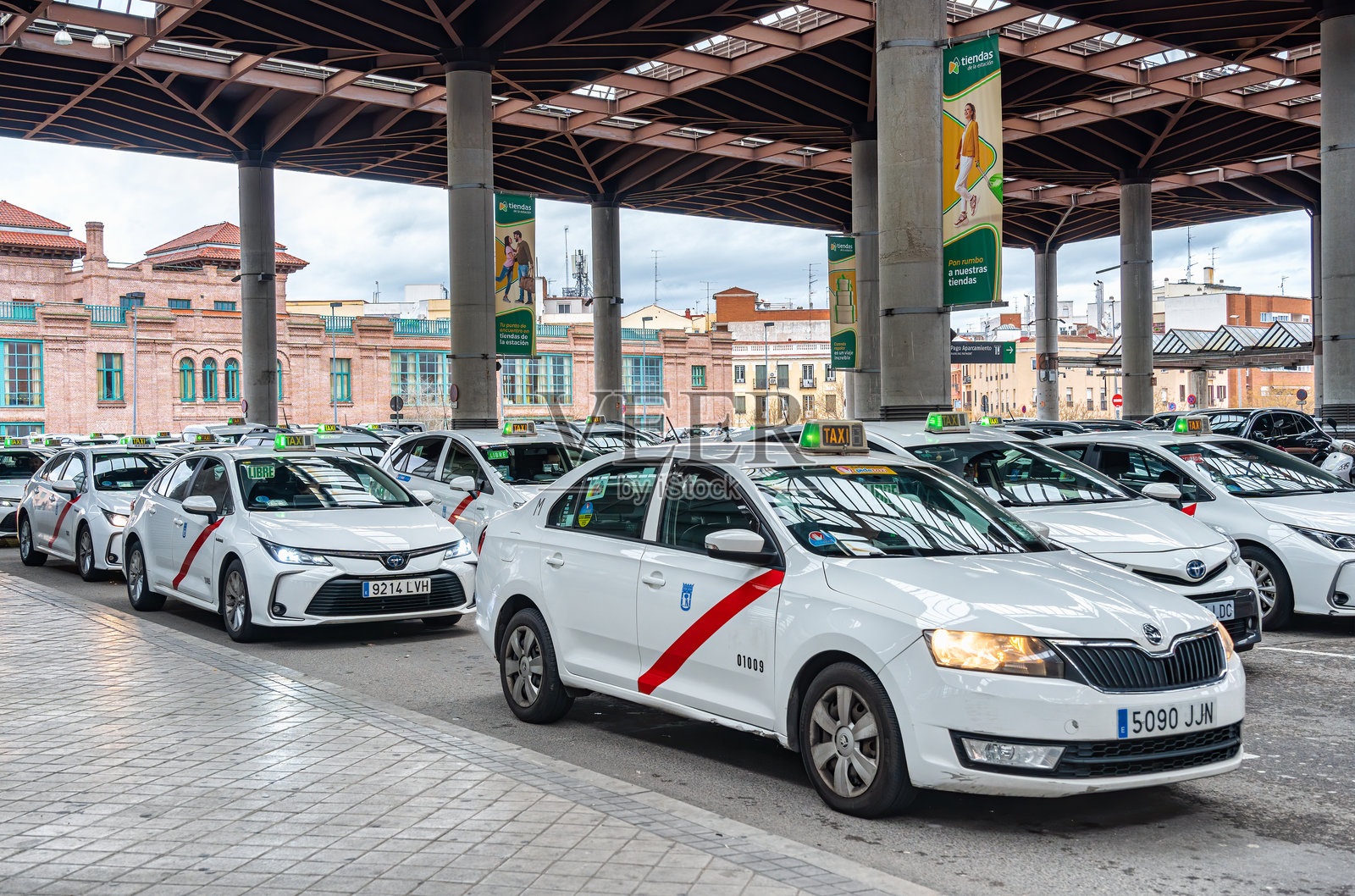 许多出租车在阿托查车站等待客户。照片摄影图片