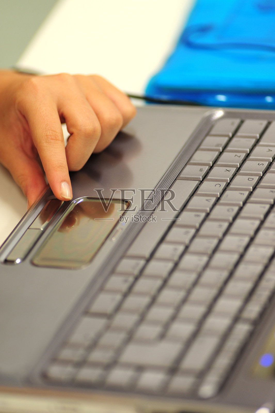 女性手指特写按压笔记本电脑键盘键照片摄影图片