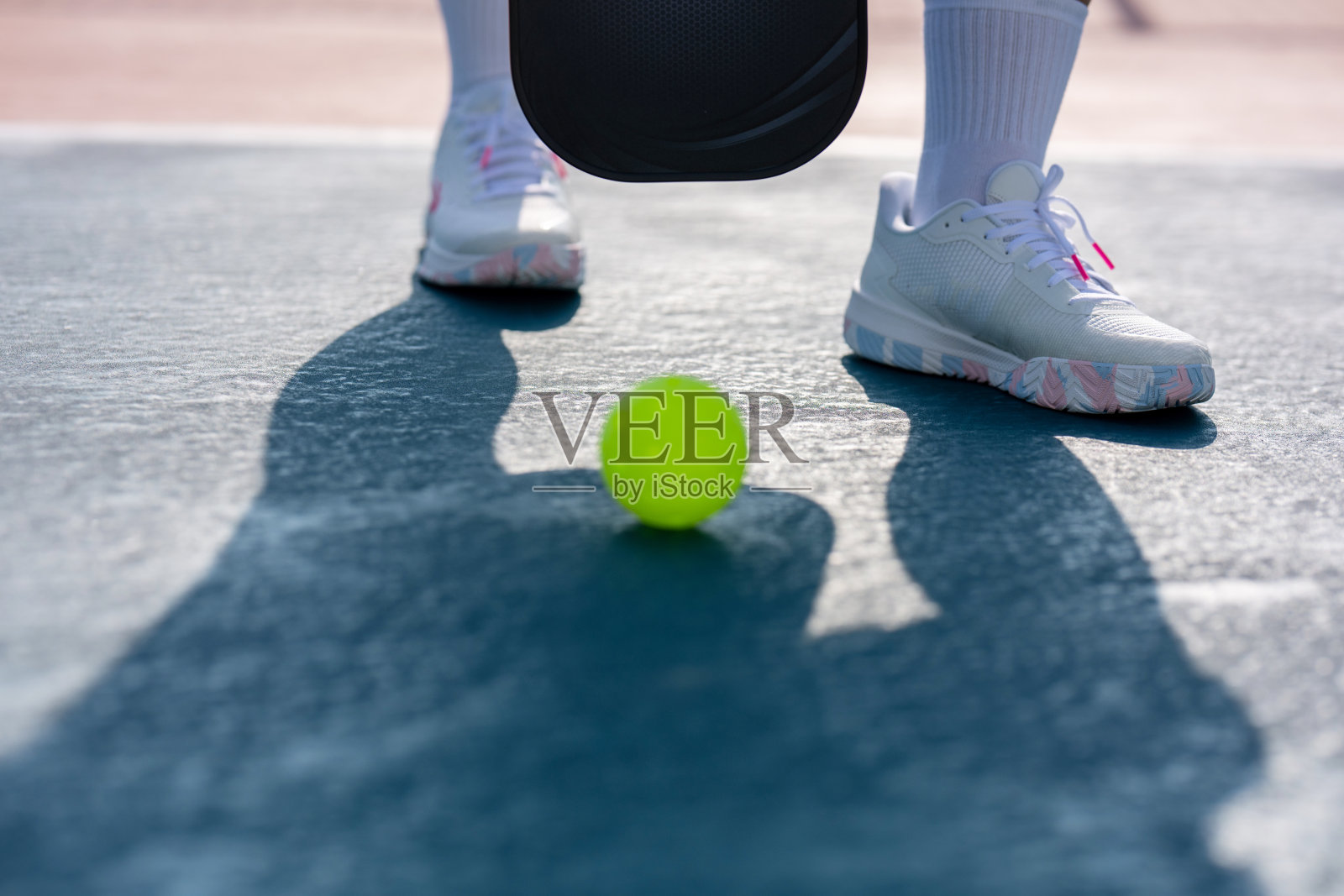 阳光与阴影在球场上照片摄影图片