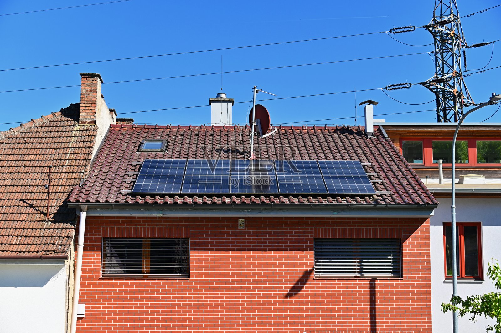 带有太阳能电池板的家庭住宅。家庭光伏发电厂。可再生能源行业和更便宜的绿色电力概念。照片摄影图片