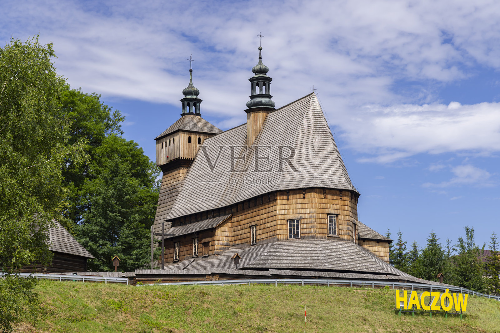 波兰哈乔夫的圣米迦勒大天使教堂在蓝天下矗立。照片摄影图片