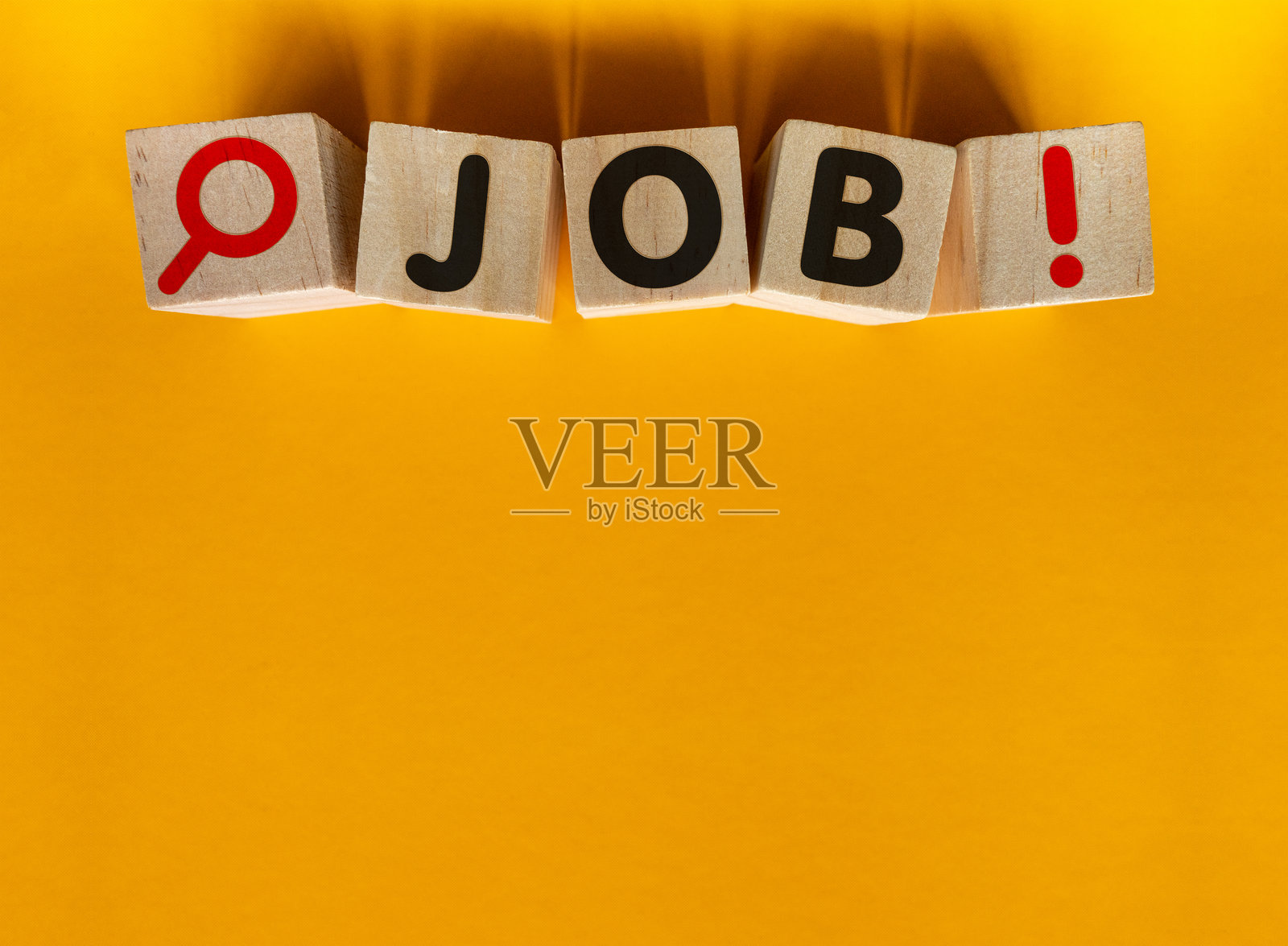 玩具积木上的“工作”字样和放大镜图标照片摄影图片