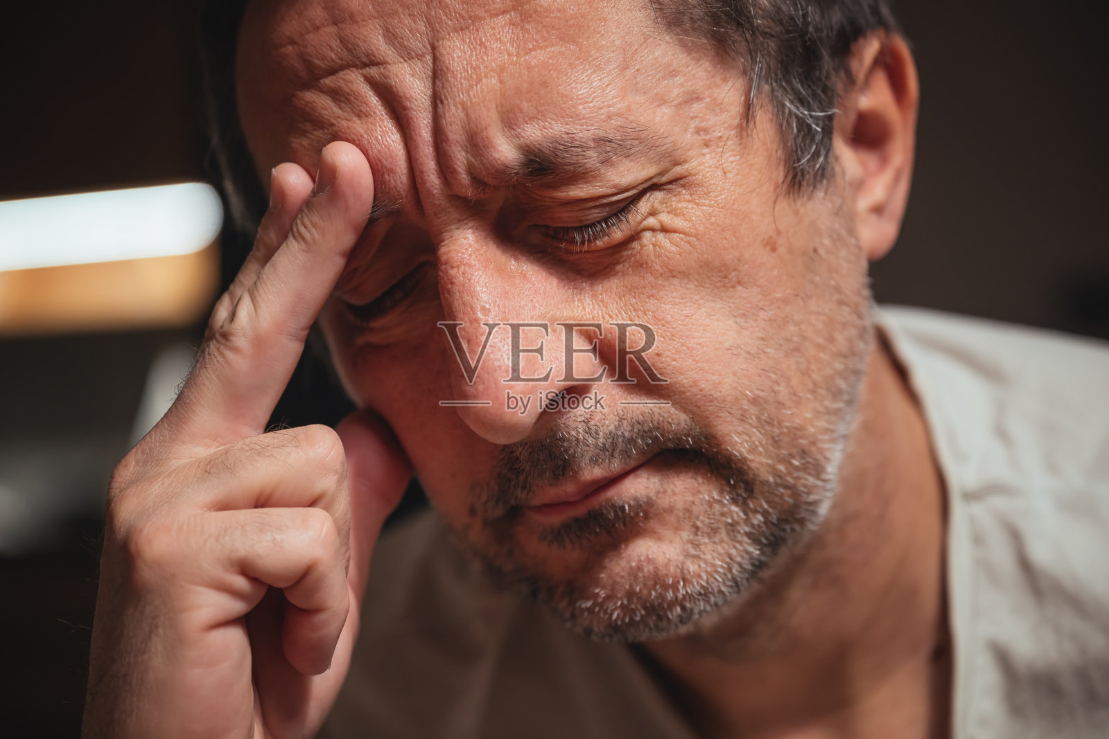 失望、悲伤和不满。沮丧的成熟男性肖像。照片摄影图片