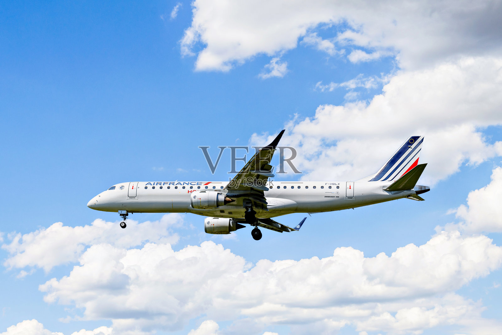 法国航空,艾姆布拉尔E190STD在巴塞罗那-埃尔普拉特机场降落。照片摄影图片