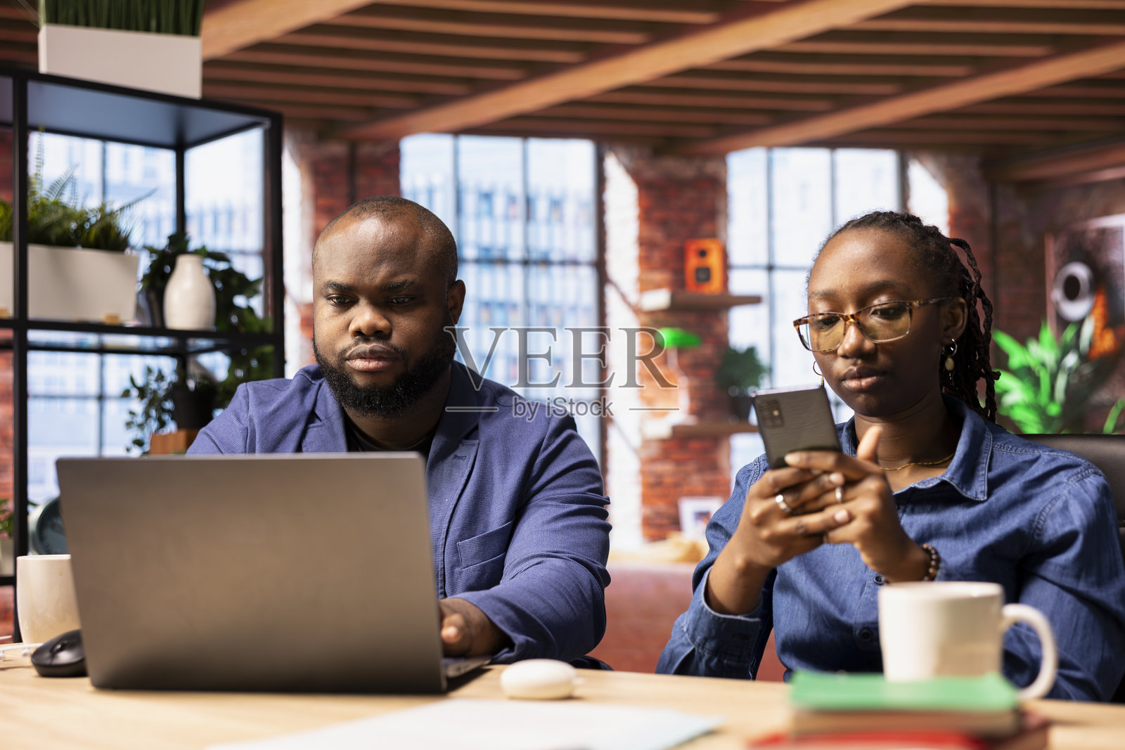 黑人夫妇在家办公室远程工作，处理日常任务照片摄影图片